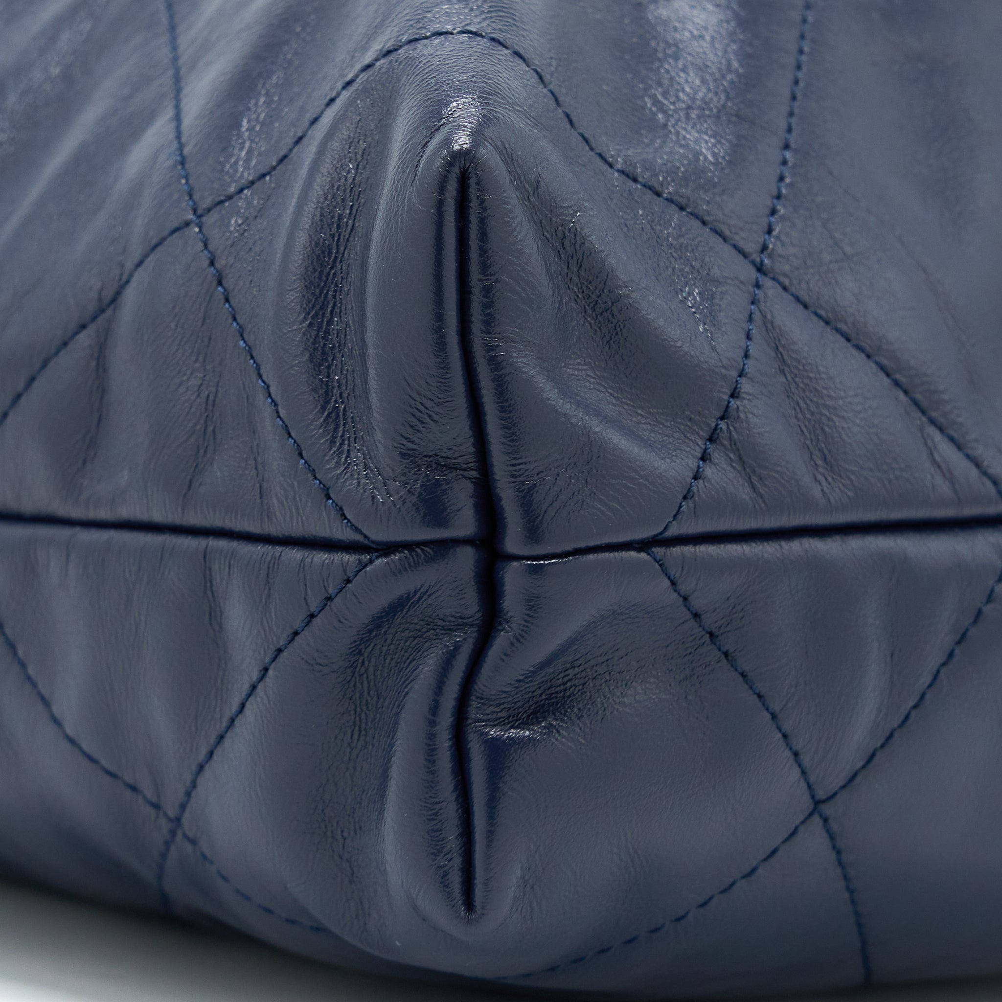 CHANEL SMALL 22 BAG SHINY CALFSKIN NAVY GHW (MICROCHIP)