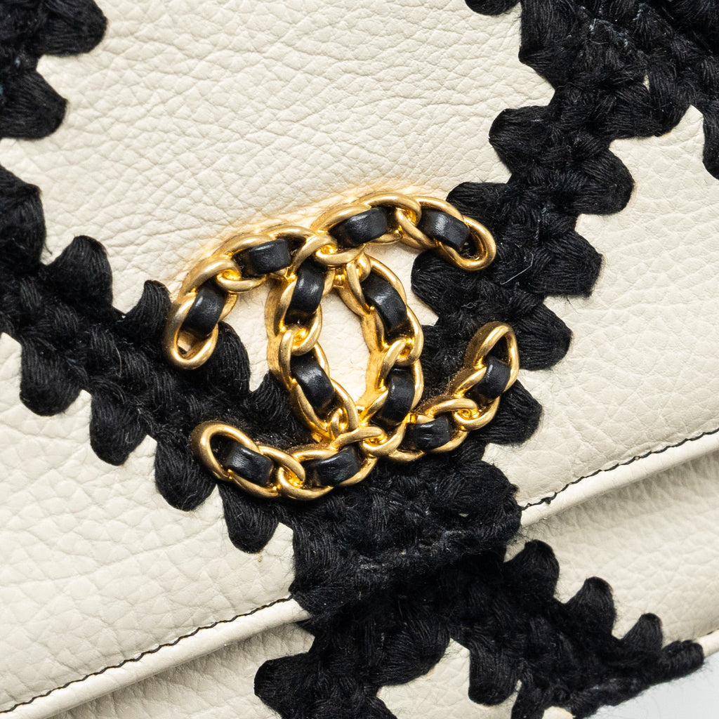 CHANEL 19 WALLET ON CHAIN FABRIC/CALFSKIN WHITE/BLACK MULTICOLOUR HARDWARE