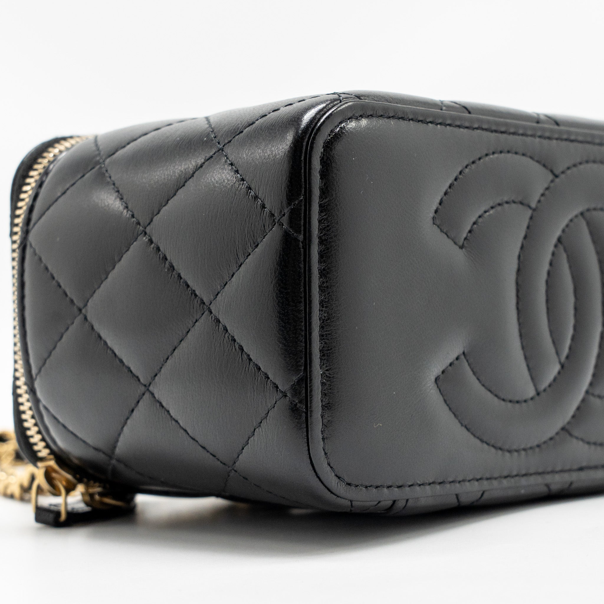 CHANEL LONG VANITY WITH CHAIN DETAIL CC LOGO LAMBSKIN BLACK GHW(MICROCHIP)