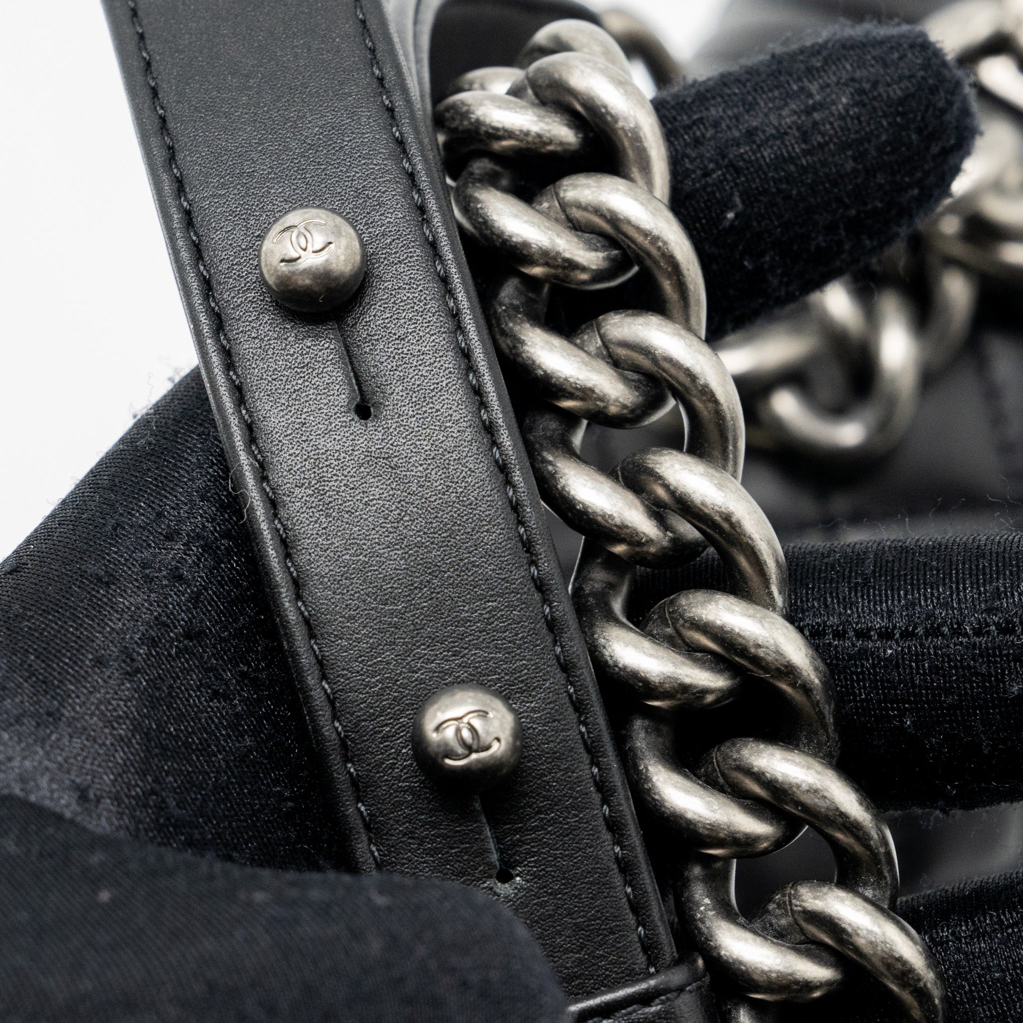 CHANEL MEDIUM BOY BAG CALFSKIN BLACK RUTHENIUM HARDWARE