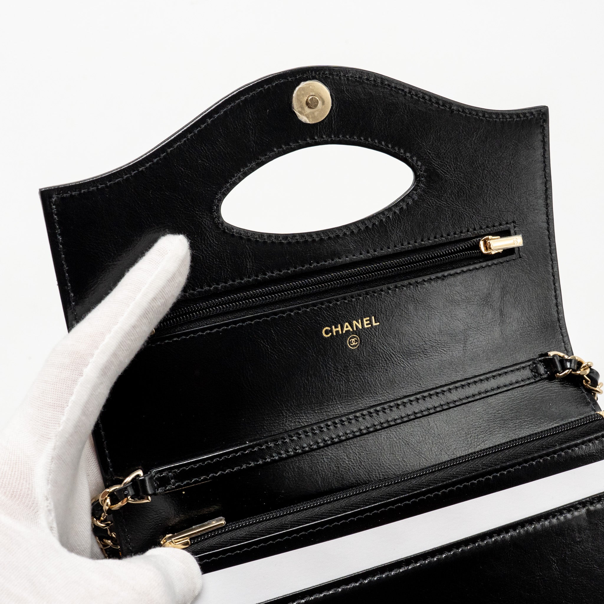 CHANEL 24C 31 WALLET ON CHAIN SHINY CALFSKIN BLACK LGHW (MICROCHIP)
