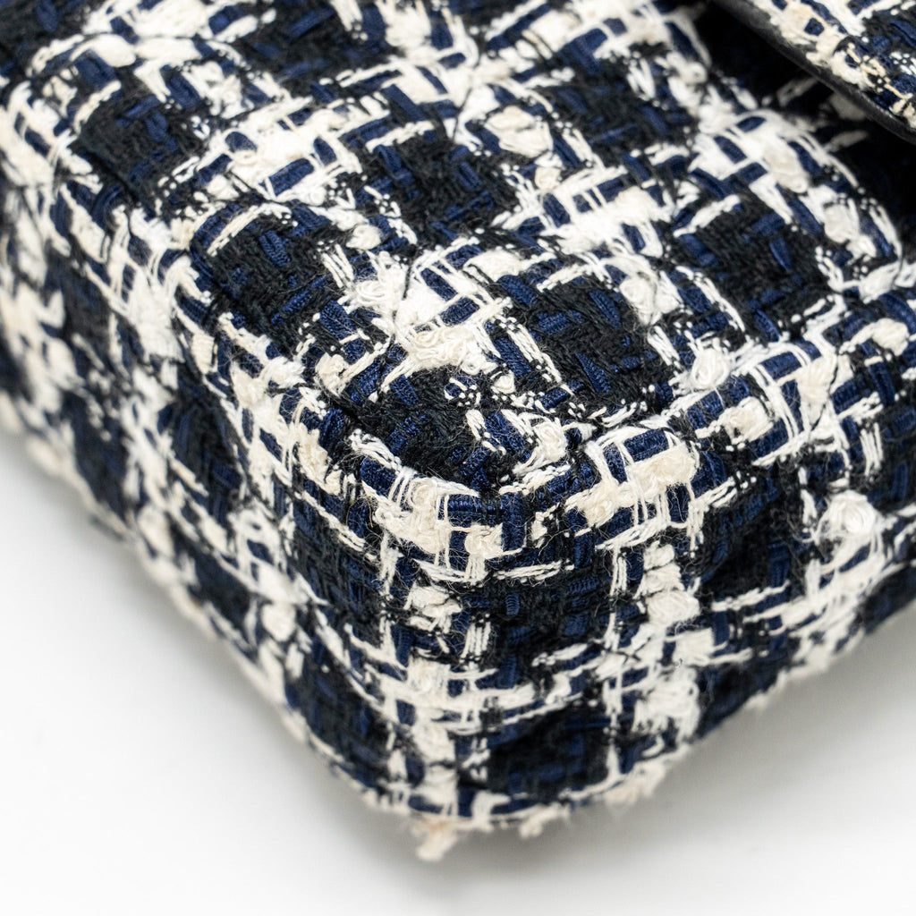 CHANEL MINI FLAP BAG WITH DETAILED CHAIN TWEED BLACK/WHITE LGHW (MICROCHIP)
