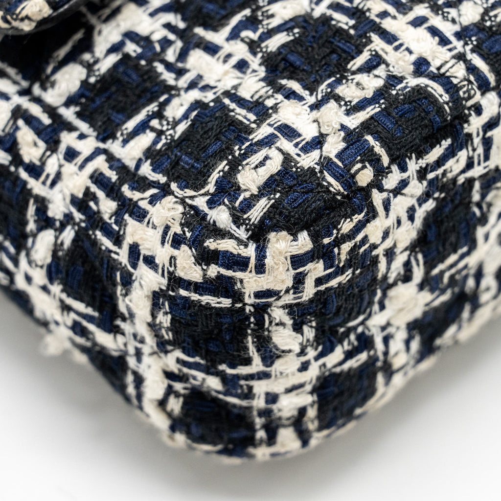 CHANEL MINI FLAP BAG WITH DETAILED CHAIN TWEED BLACK/WHITE LGHW (MICROCHIP)