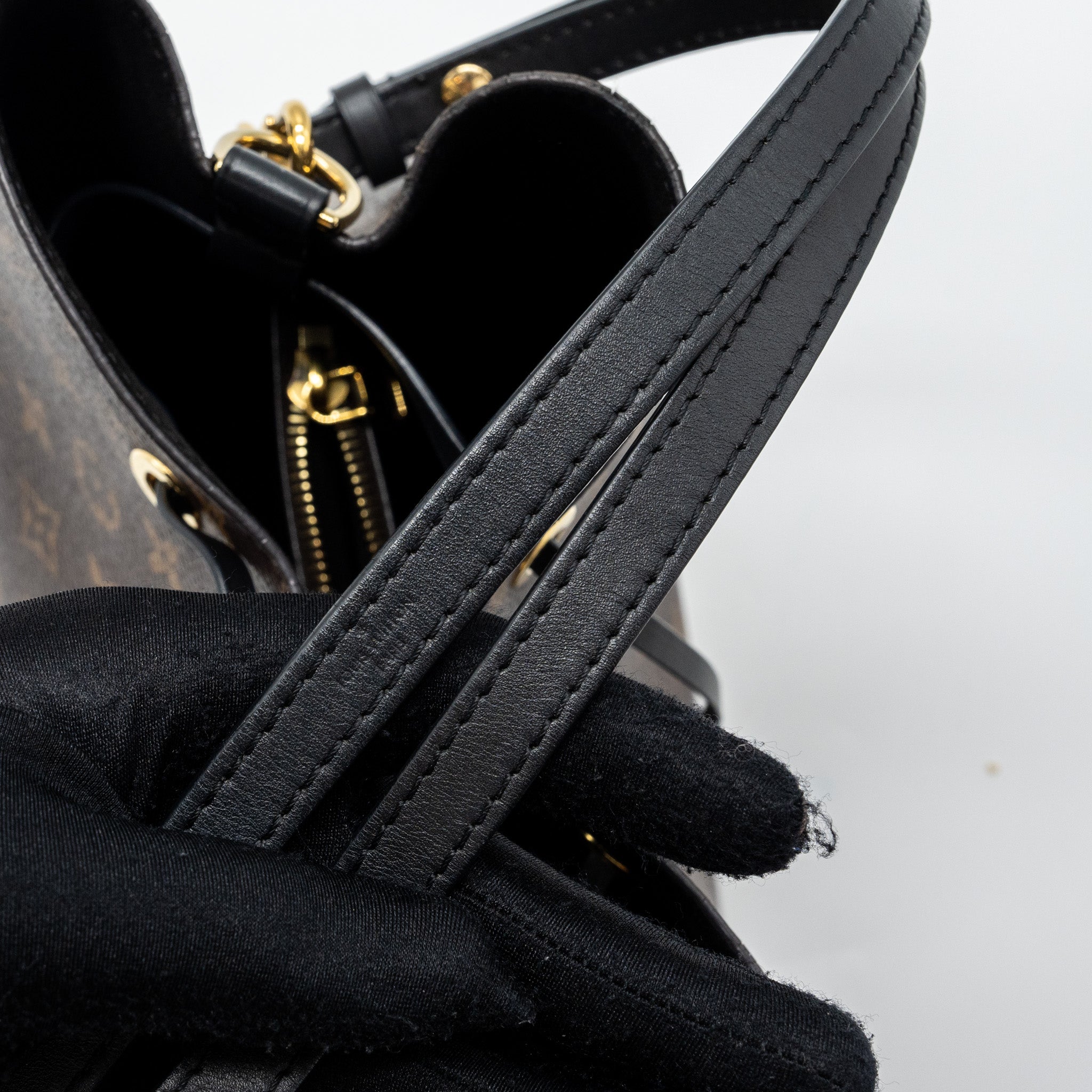 LOUIS VUITTON NEONOE MM  MONOGRAM CANVAS BLACK GHW