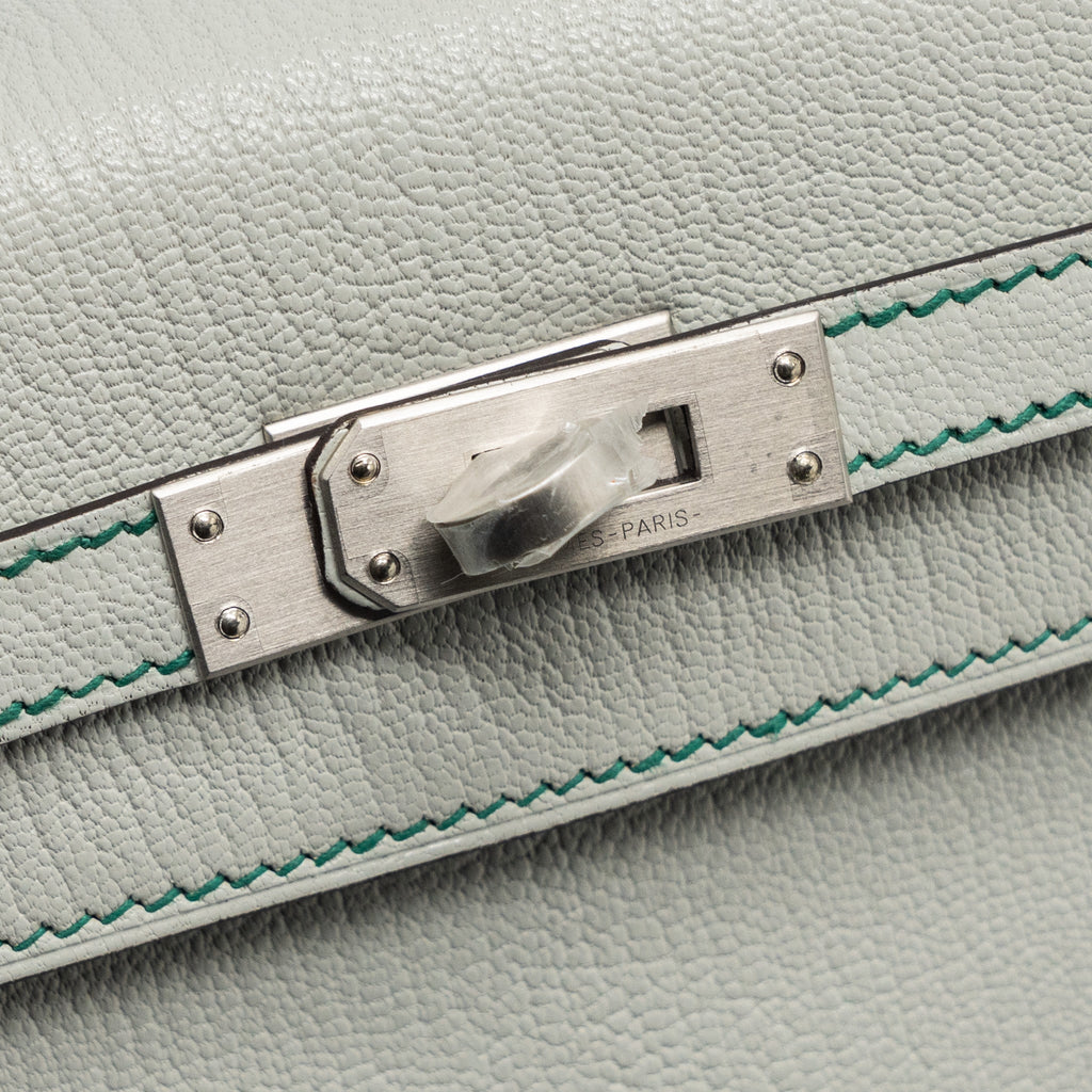 HERMES KELLY 25 CHEVRE MYSORE LEATHER GRIS PERLE / MALACHITE / VERT EMERAUDE BRUSHED SHW