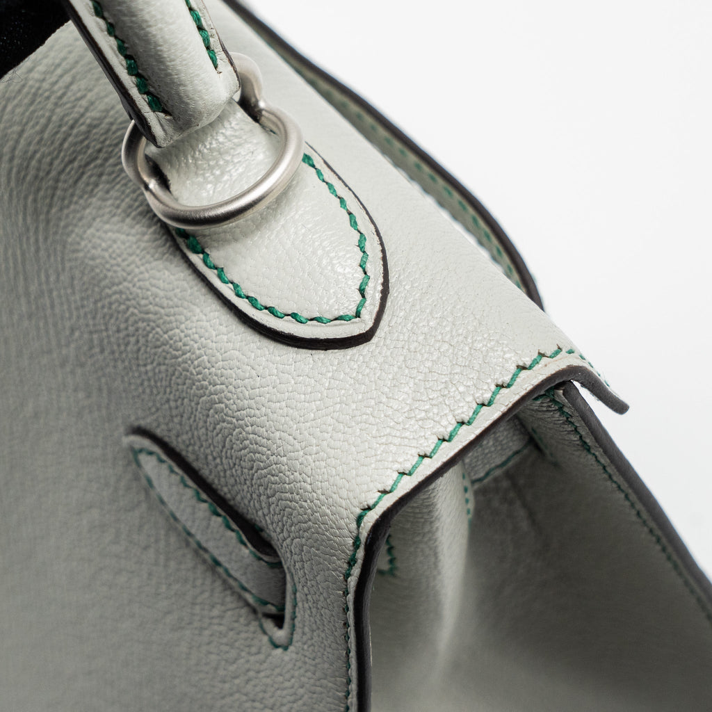 HERMES KELLY 25 CHEVRE MYSORE LEATHER GRIS PERLE / MALACHITE / VERT EMERAUDE BRUSHED SHW