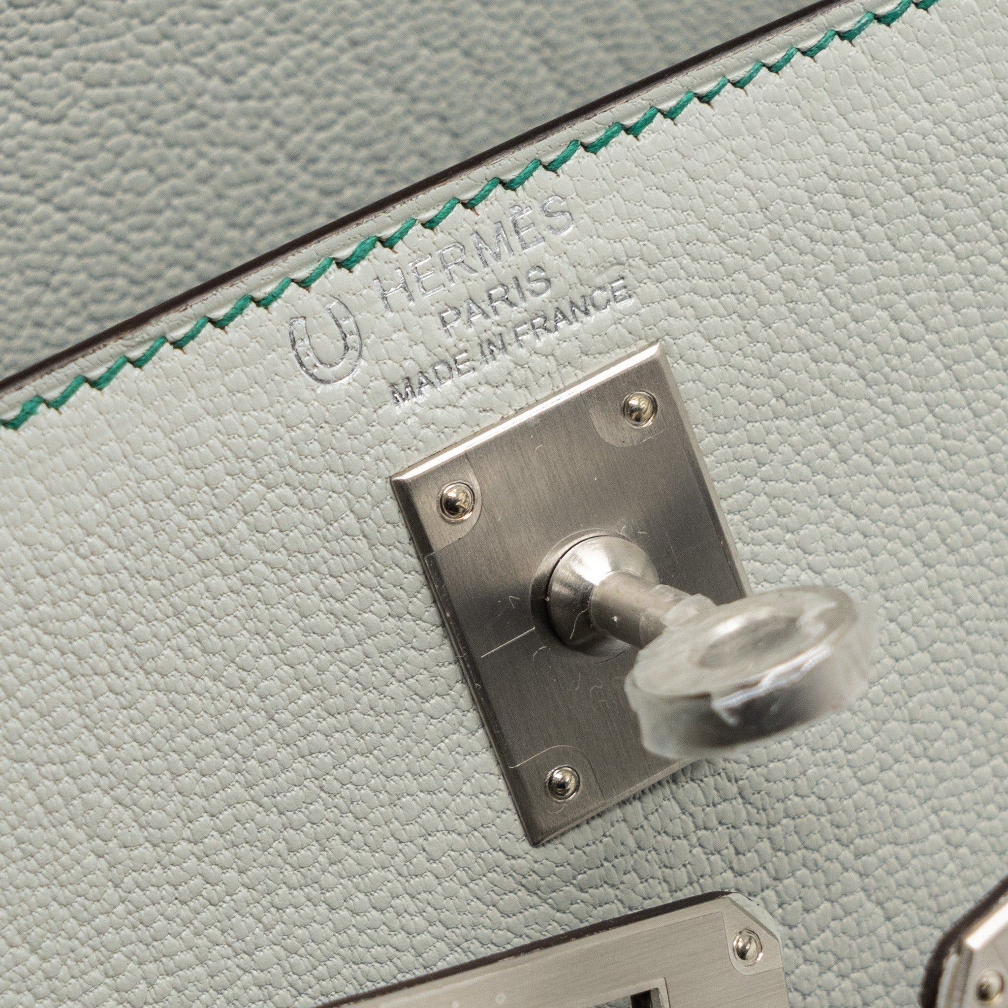 HERMES KELLY 25 CHEVRE MYSORE LEATHER GRIS PERLE / MALACHITE / VERT EMERAUDE BRUSHED SHW