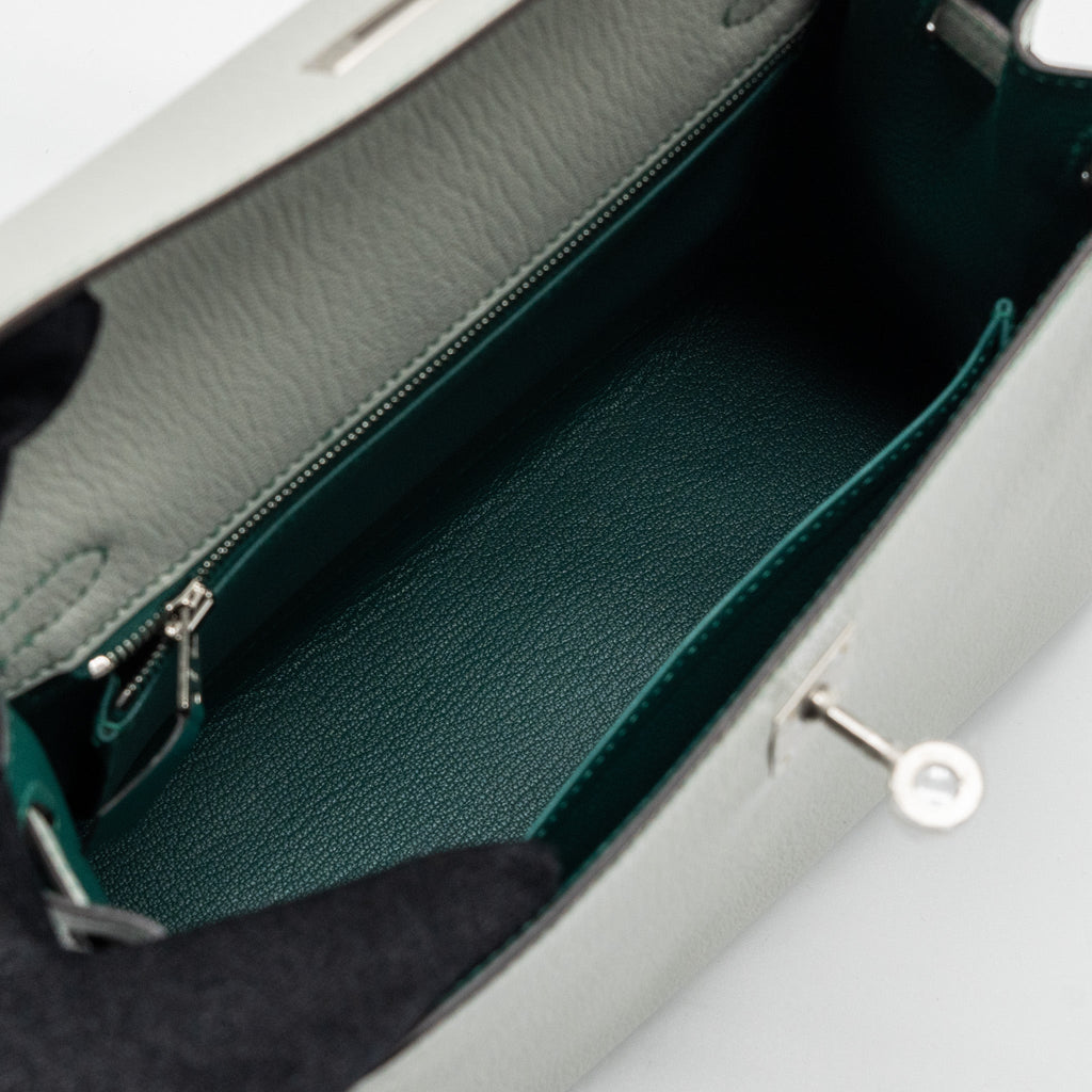 HERMES KELLY 25 CHEVRE MYSORE LEATHER GRIS PERLE / MALACHITE / VERT EMERAUDE BRUSHED SHW
