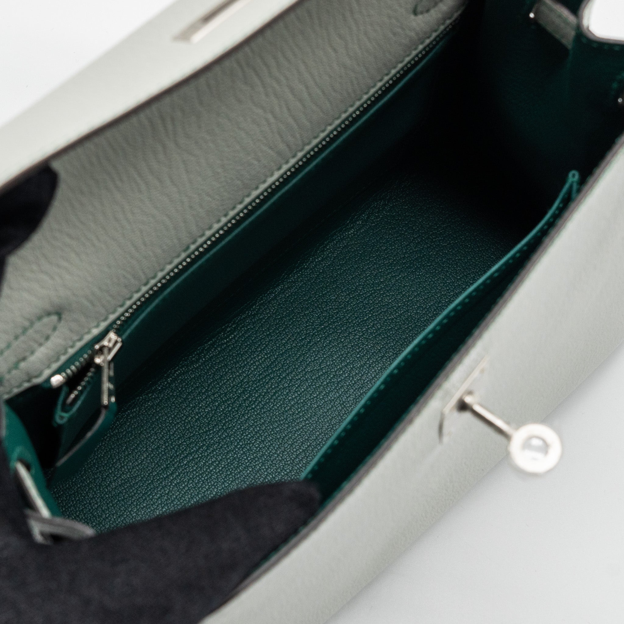 HERMES KELLY 25 CHEVRE MYSORE LEATHER GRIS PERLE / MALACHITE / VERT EMERAUDE BRUSHED SHW