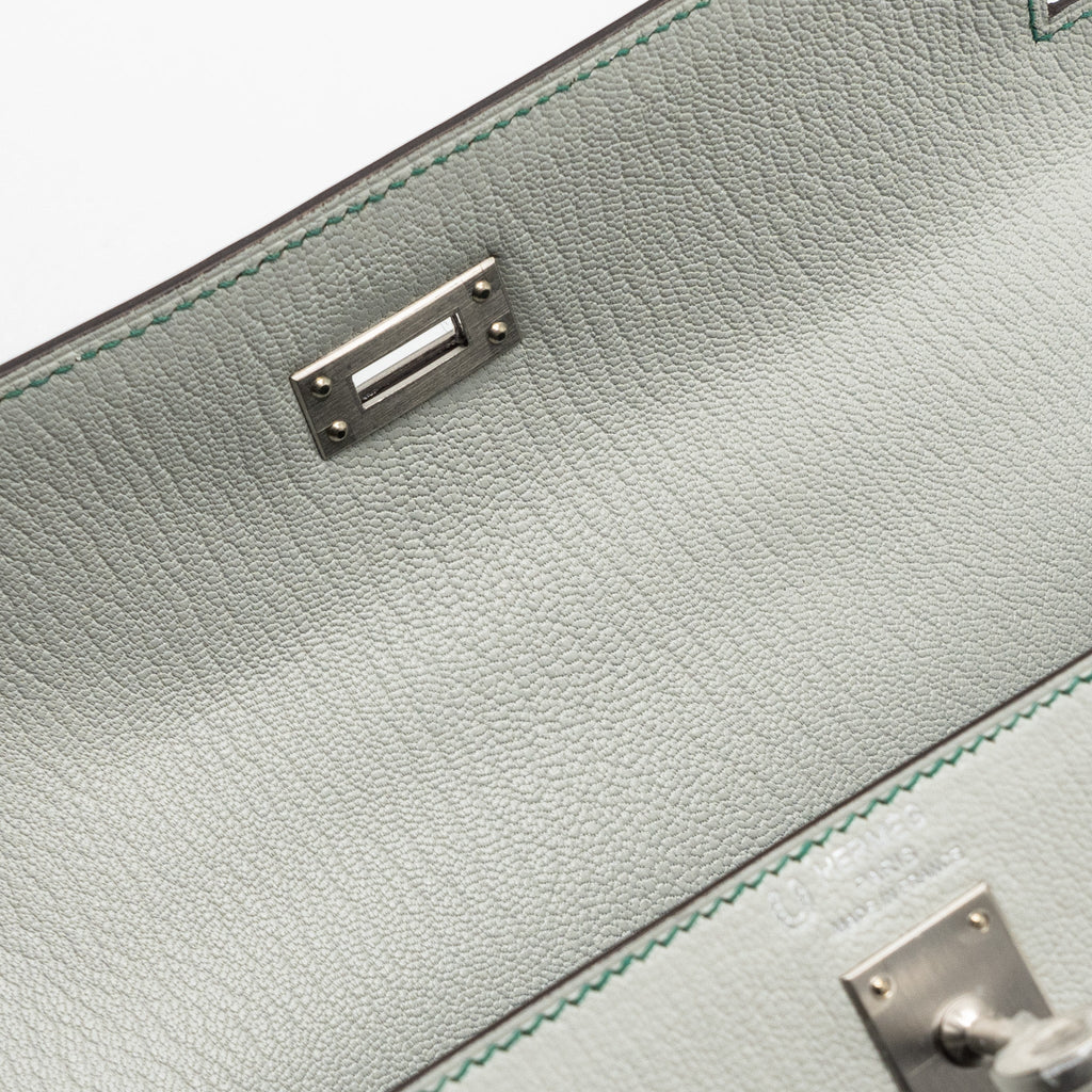 HERMES KELLY 25 CHEVRE MYSORE LEATHER GRIS PERLE / MALACHITE / VERT EMERAUDE BRUSHED SHW