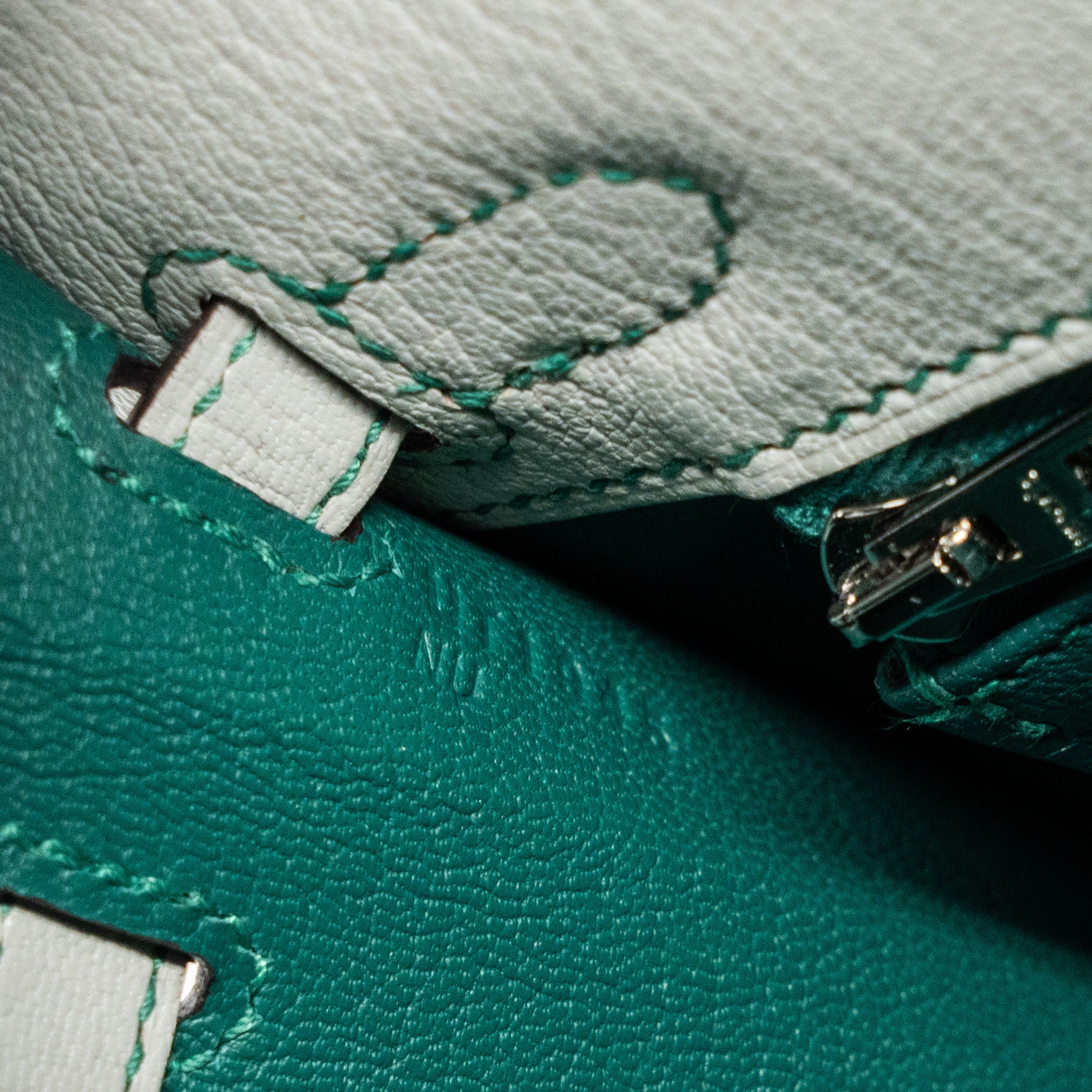 HERMES KELLY 25 CHEVRE MYSORE LEATHER GRIS PERLE / MALACHITE / VERT EMERAUDE BRUSHED SHW