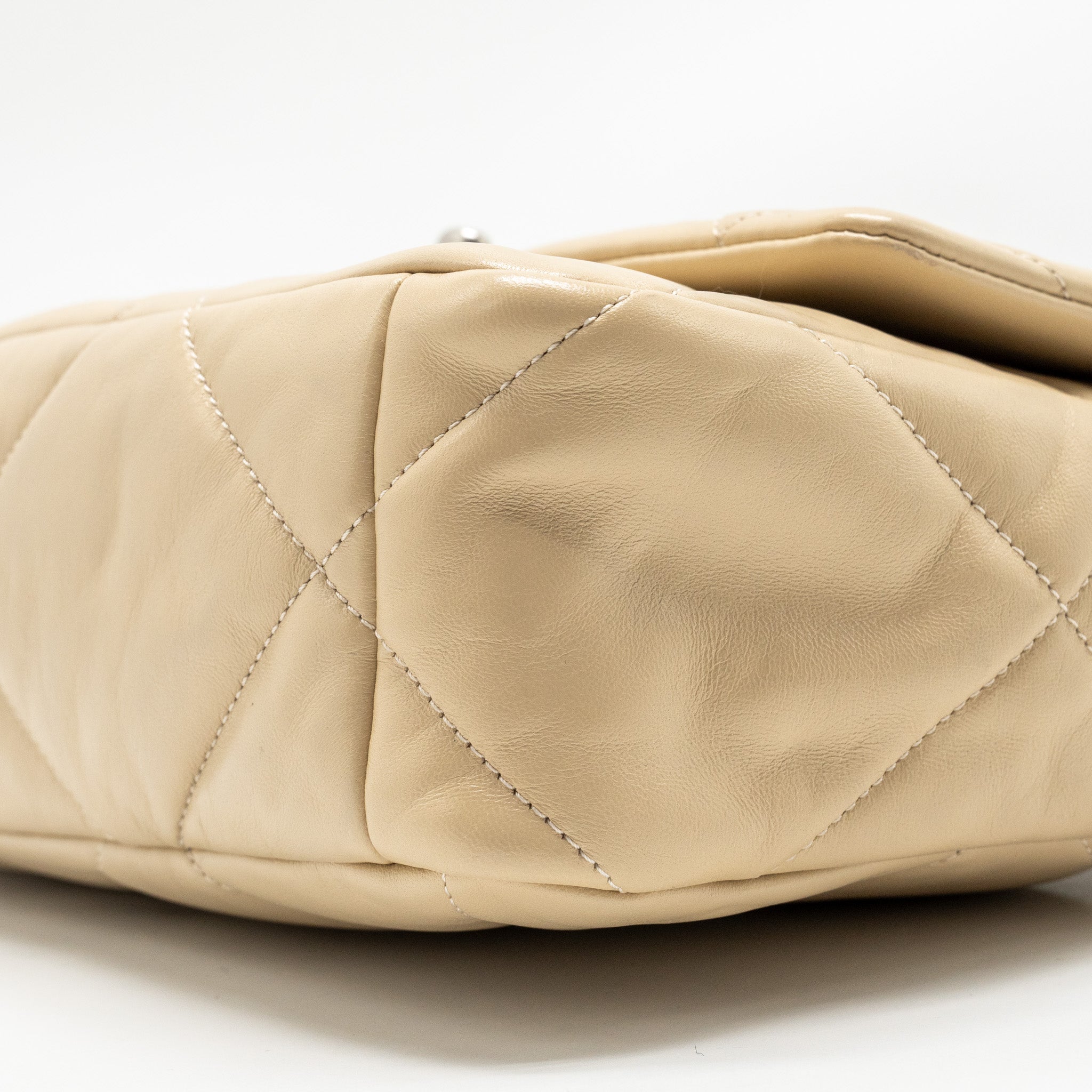 CHANEL LARGE 19 BAG LAMBSKIN LIGHT BEIGE MULTICOLOUR HARDWARE (MICROCHIP)