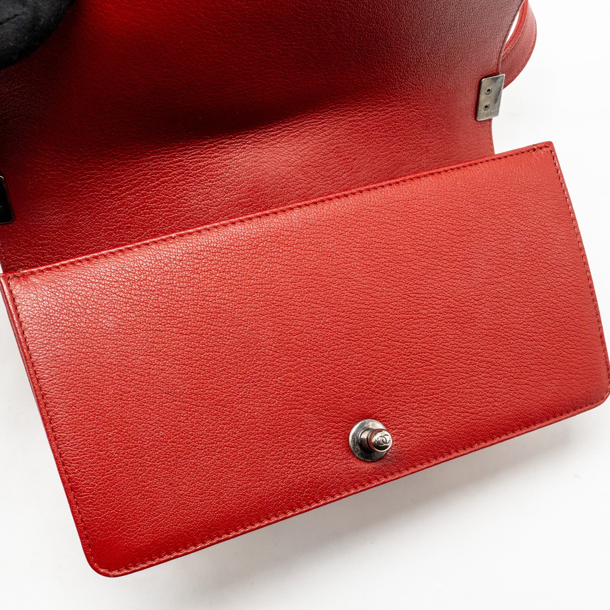 CHANEL MEDIUM BOY BAG CALFSKIN/PATENT RED RUTHENIUM SILVER HARDWARE