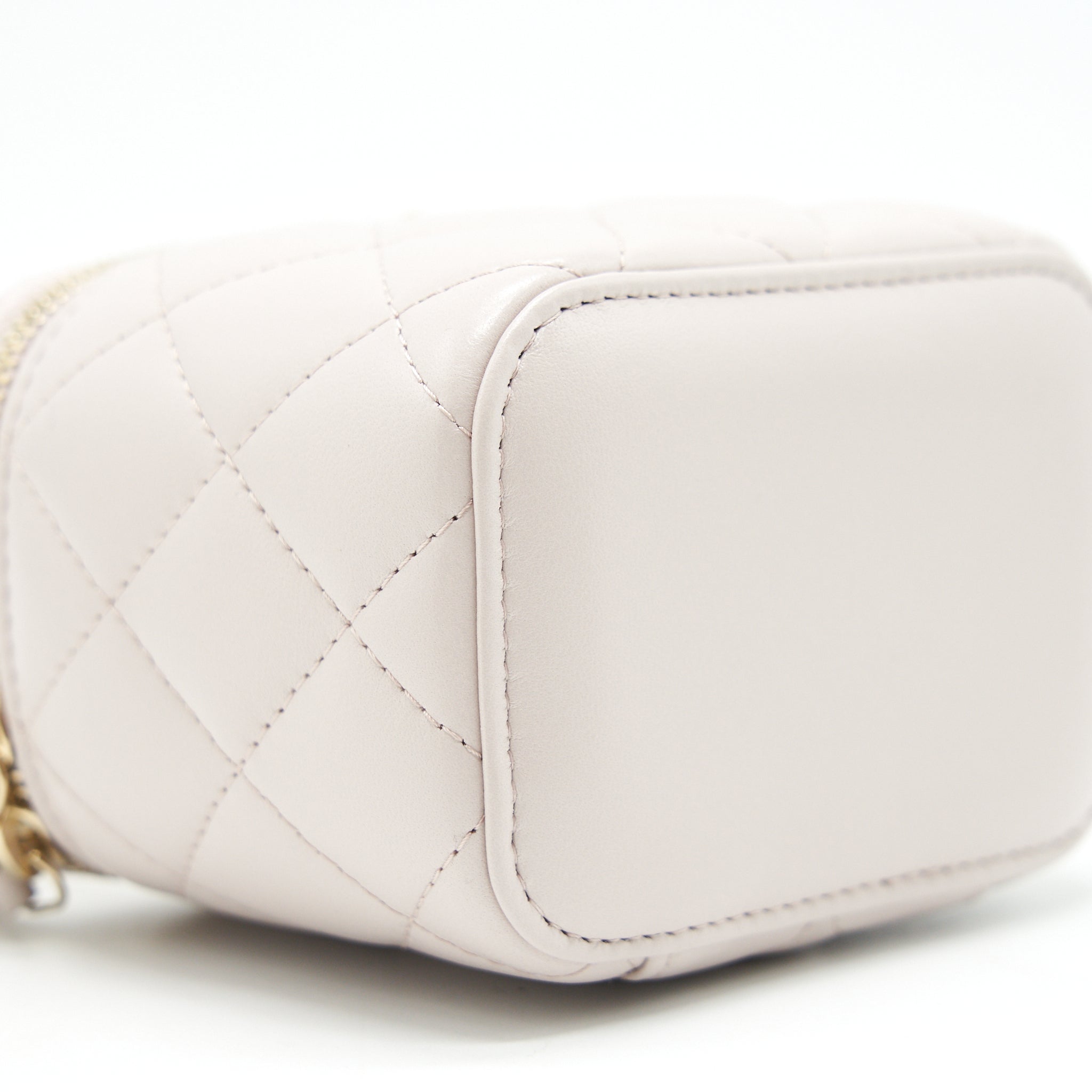 CHANEL 21B LILAC/ LIGHT PURPLE PEARL CRUSH SMALL VANITY CASE WITH CHAIN