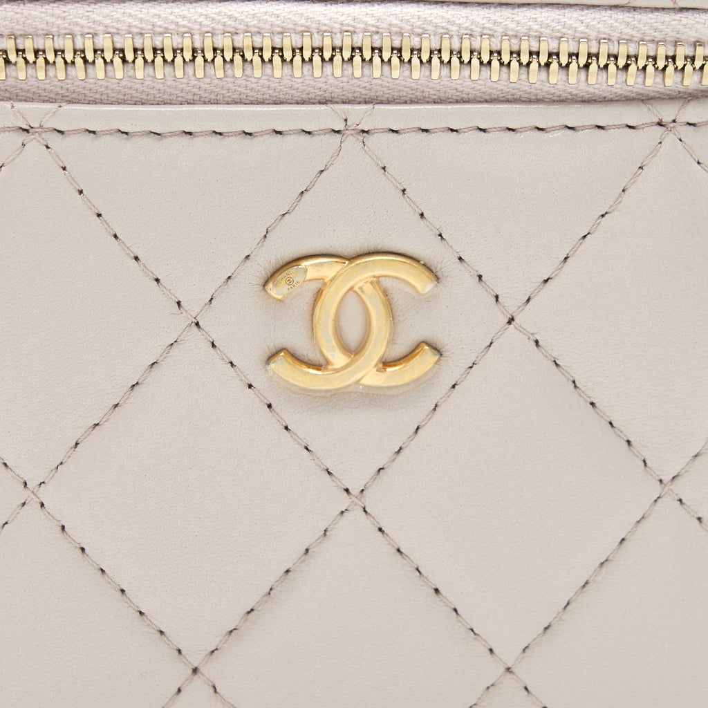 CHANEL 21B LILAC/ LIGHT PURPLE PEARL CRUSH SMALL VANITY CASE WITH CHAIN