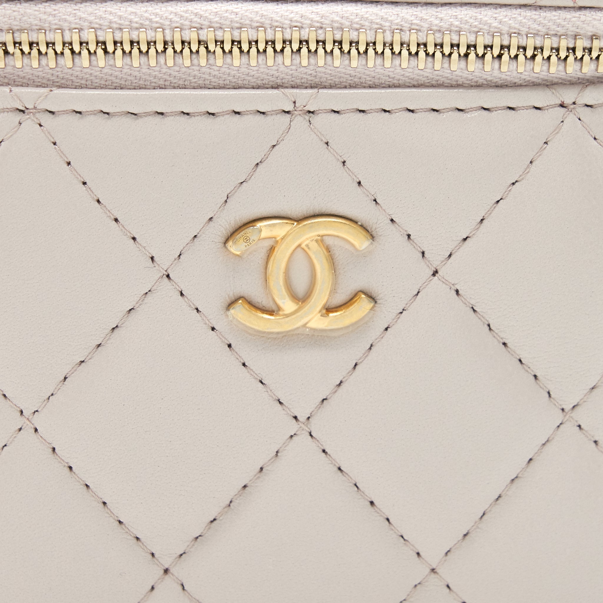 CHANEL 21B LILAC/ LIGHT PURPLE PEARL CRUSH SMALL VANITY CASE WITH CHAIN