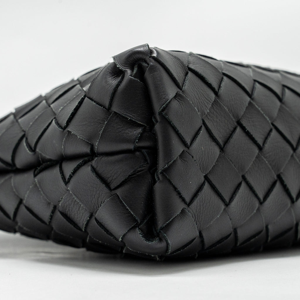 BOTTEGA VENETA INTRECCIATO POUCH CALFSKIN BLACK SHW