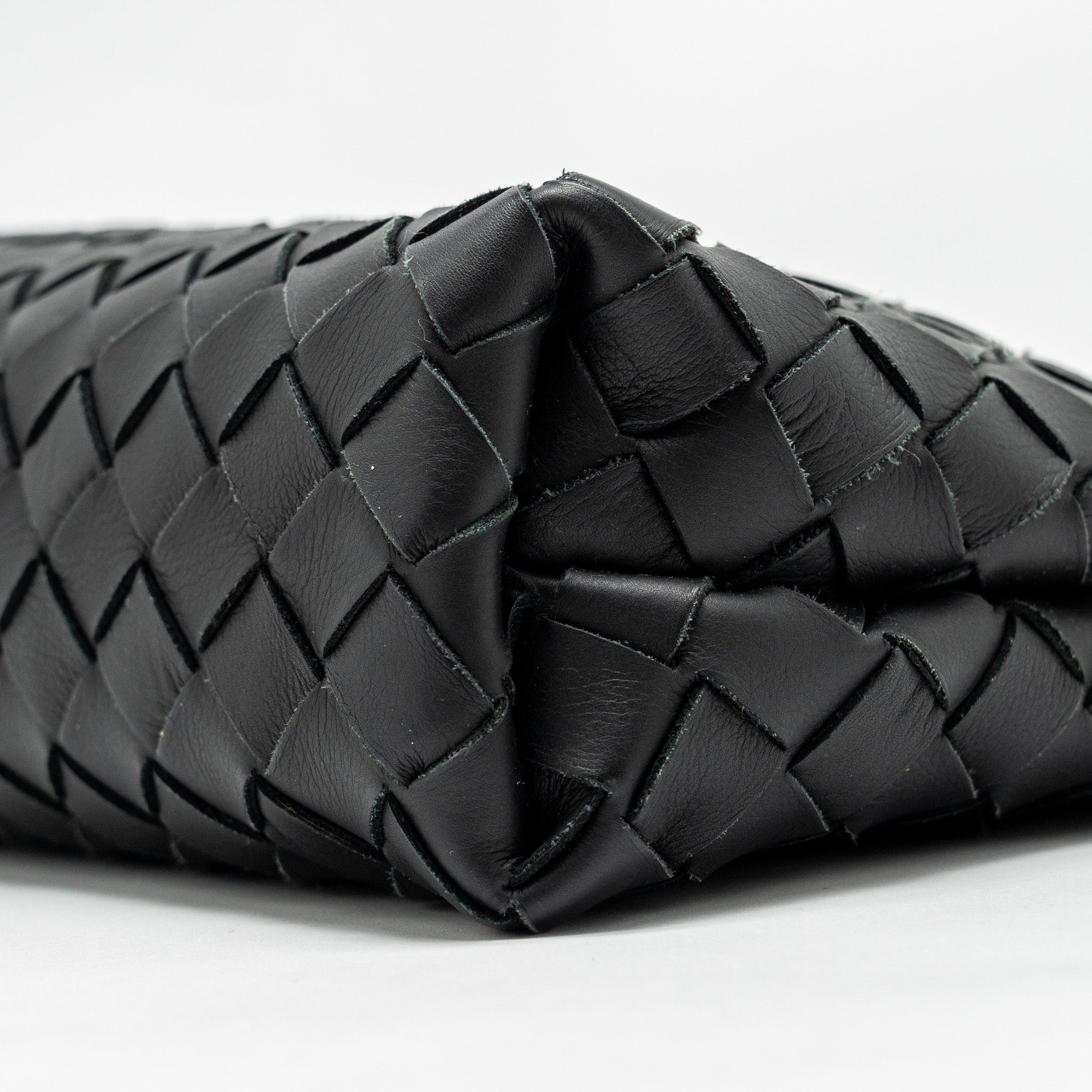 BOTTEGA VENETA INTRECCIATO POUCH CALFSKIN BLACK SHW