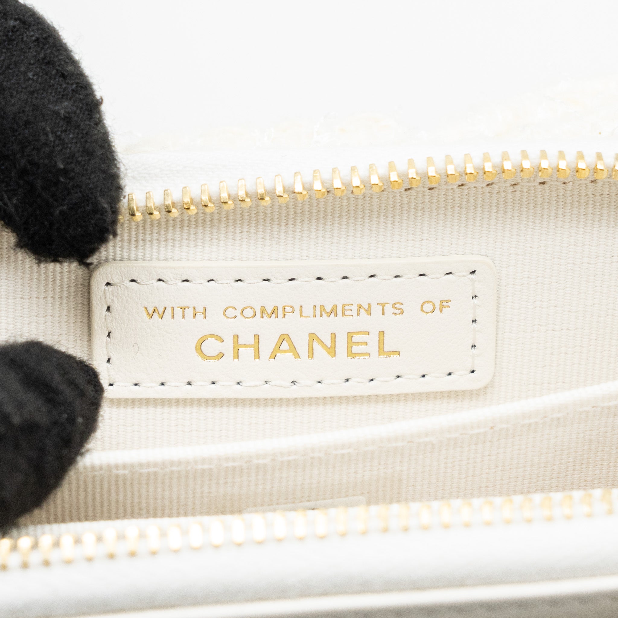 CHANEL MINI BOW CARD HOLDER WITH CHAIN TWEED WHITE LGHW(MICROCHIP)