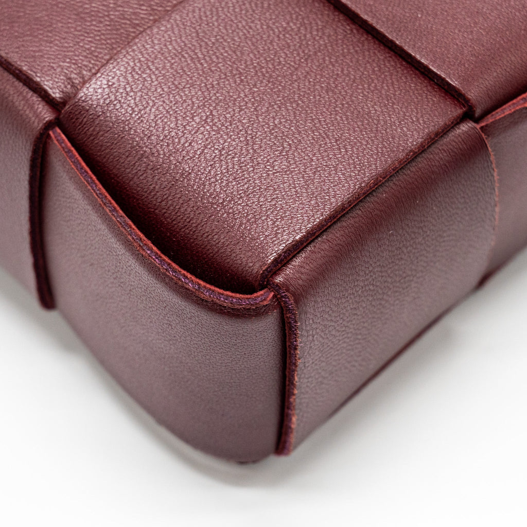 BOTTEGA VENETA CLASSIC CASSETTE BAG LAMBSKIN BURGUNDY GHW