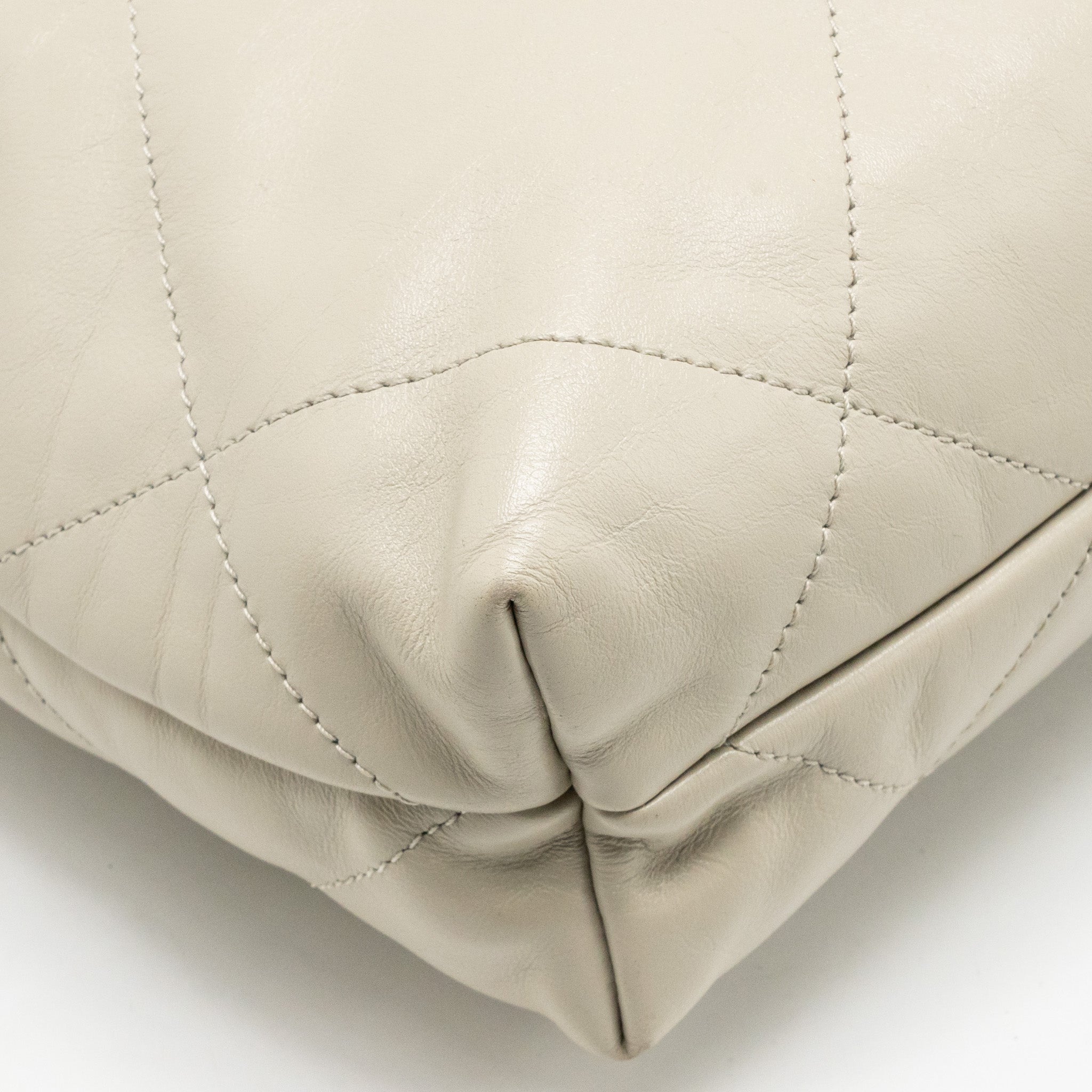 CHANEL SMALL 22 SHINY CALFSKIN LIGHT GREY SHW (MICROCHIP)