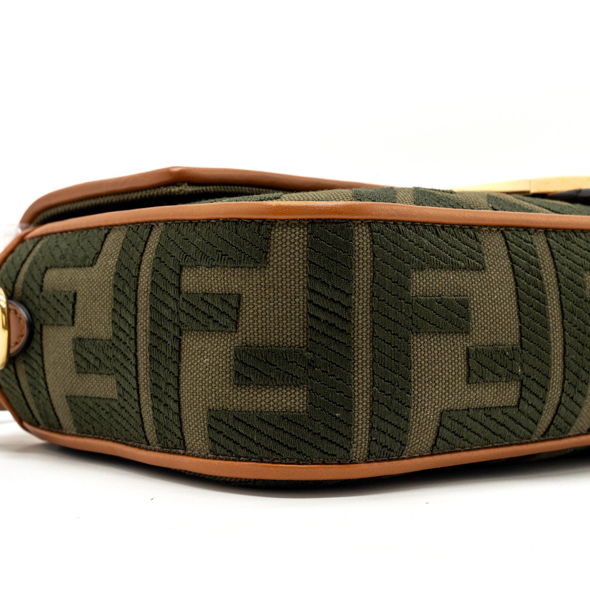 FENDI MEDIUM BAGUETTE BAG CANVAS / CALFSKIN MULTICOLOR GHW