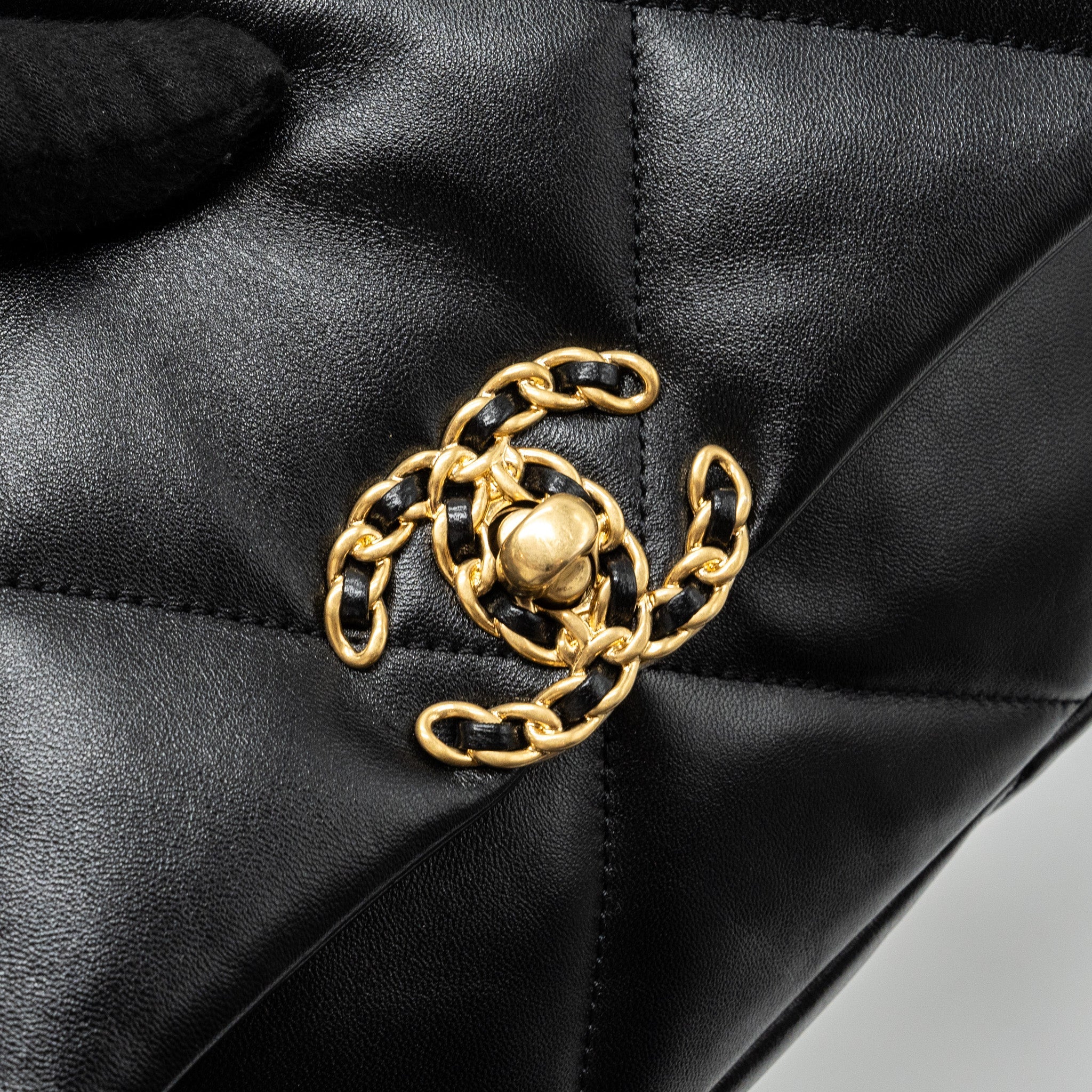 CHANEL SMALL 19 BAG LAMBSKIN BLACK MULTICOLOUR HARDWARE  (MICROCHIP)