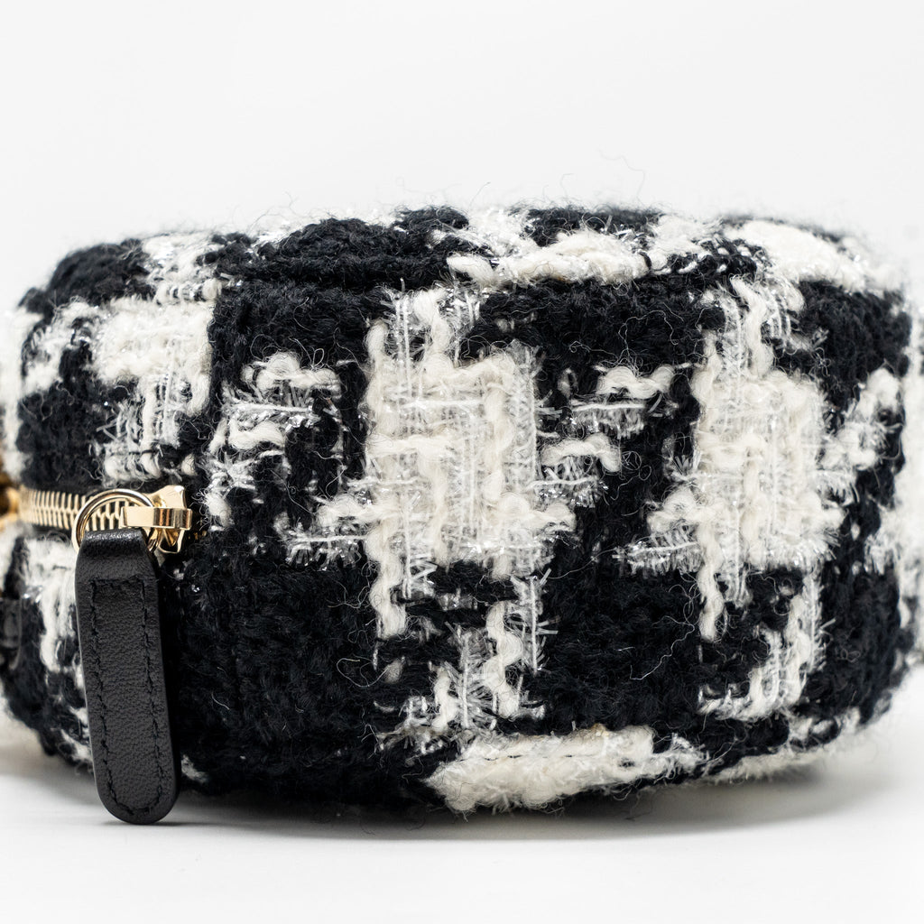 CHANEL 19 ROUND CLUTCH  WITH CHAIN WITH COIN PURSE TWEED / LAMBSKIN BLACK/ WHITE GHW