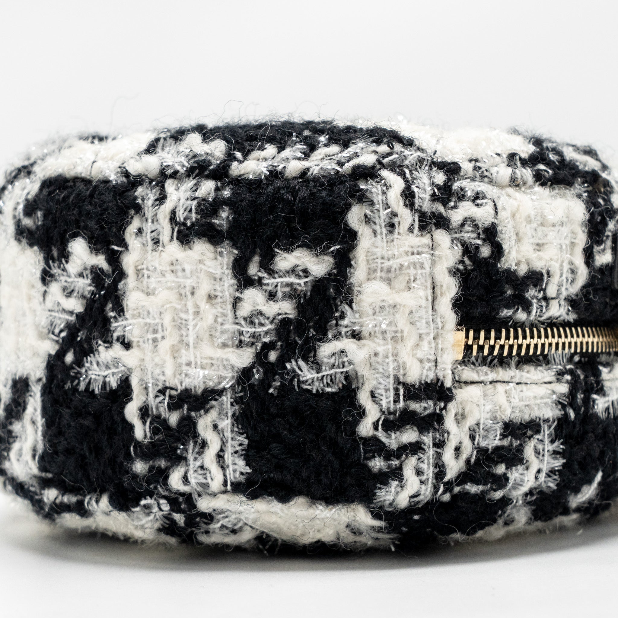 CHANEL 19 ROUND CLUTCH  WITH CHAIN WITH COIN PURSE TWEED / LAMBSKIN BLACK/ WHITE GHW