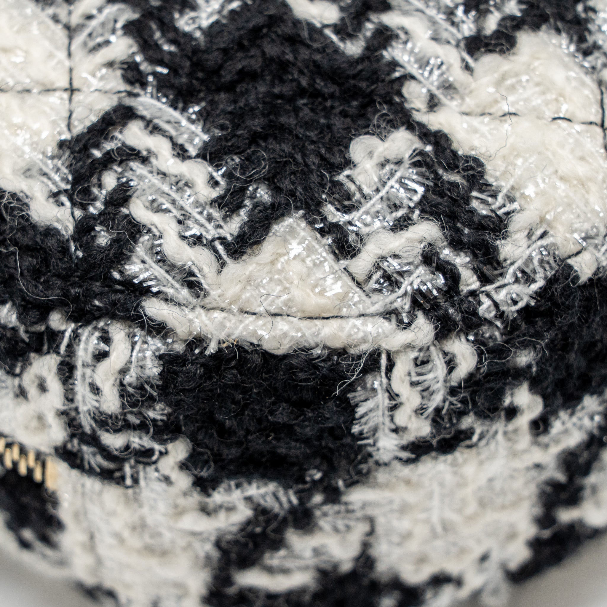 CHANEL 19 ROUND CLUTCH  WITH CHAIN WITH COIN PURSE TWEED / LAMBSKIN BLACK/ WHITE GHW