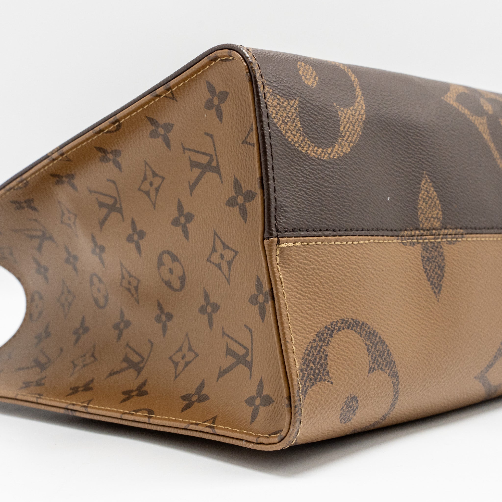LOUIS VUITTON ONTHEGO MM MONOGRAM CANVAS GHW