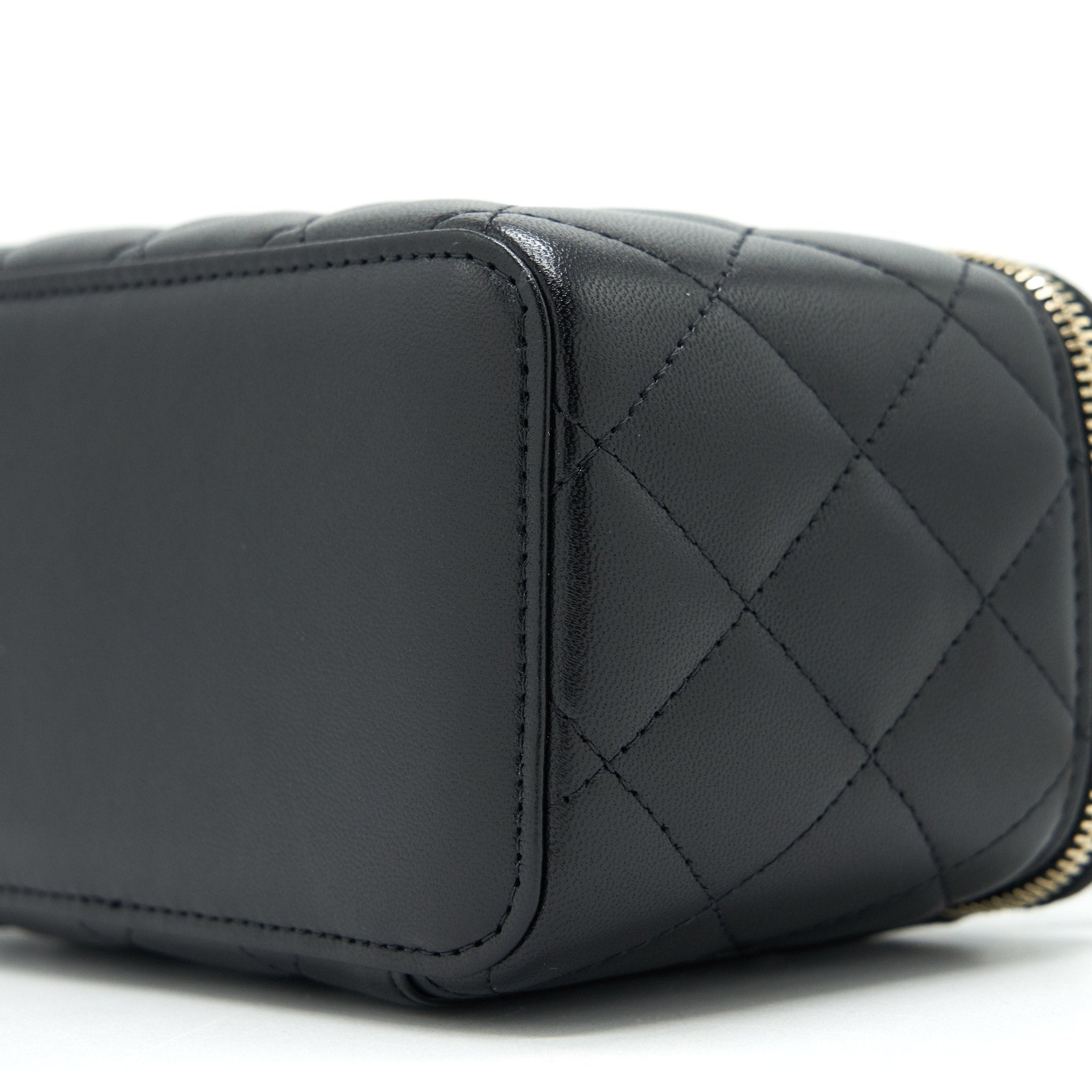 CHANEL 21K TOP HANDLE RECTANGULAR VANITY WITH CHAIN BLACK LGHW