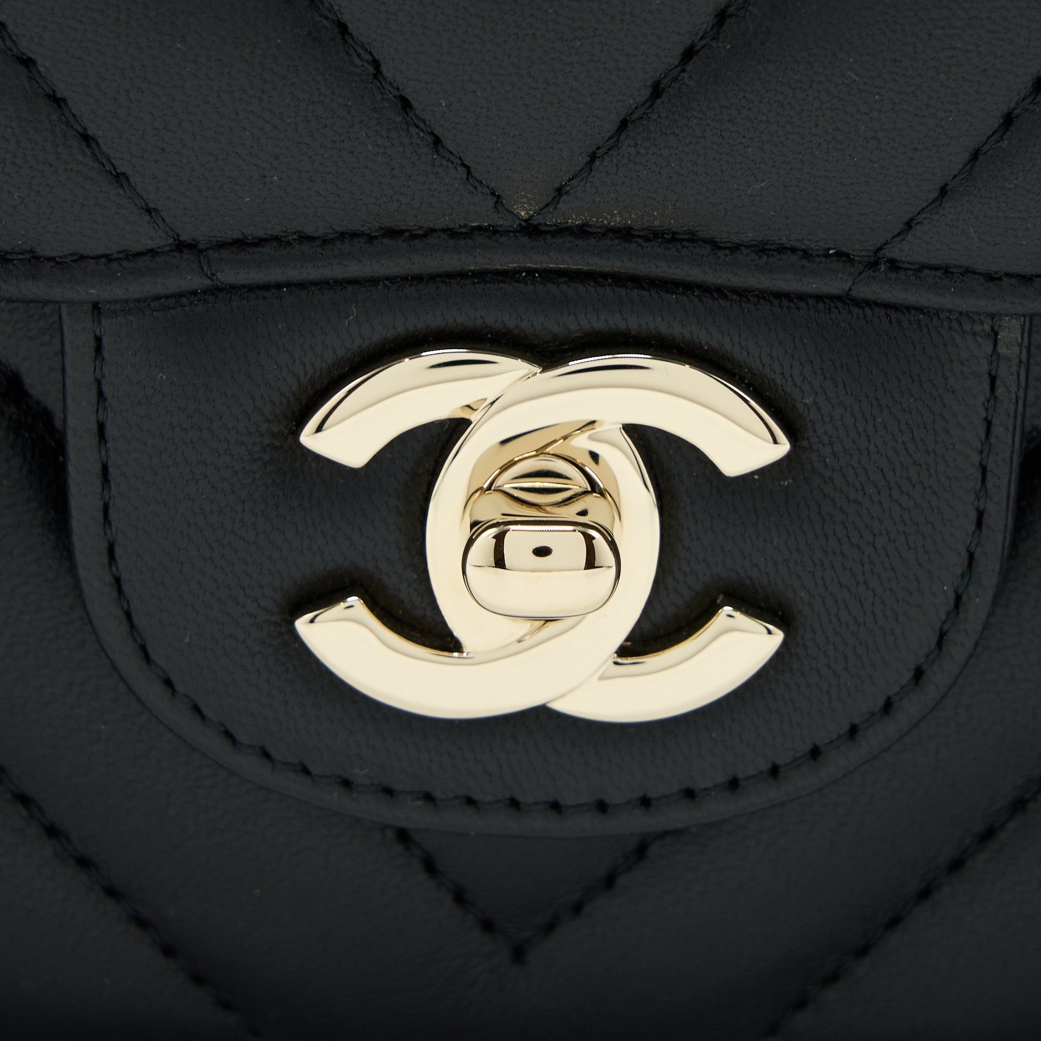 CHANEL MEDIUM CHEVRON CLASSIC DOUBLE FLAP LAMBSKIN BLACK LGHW