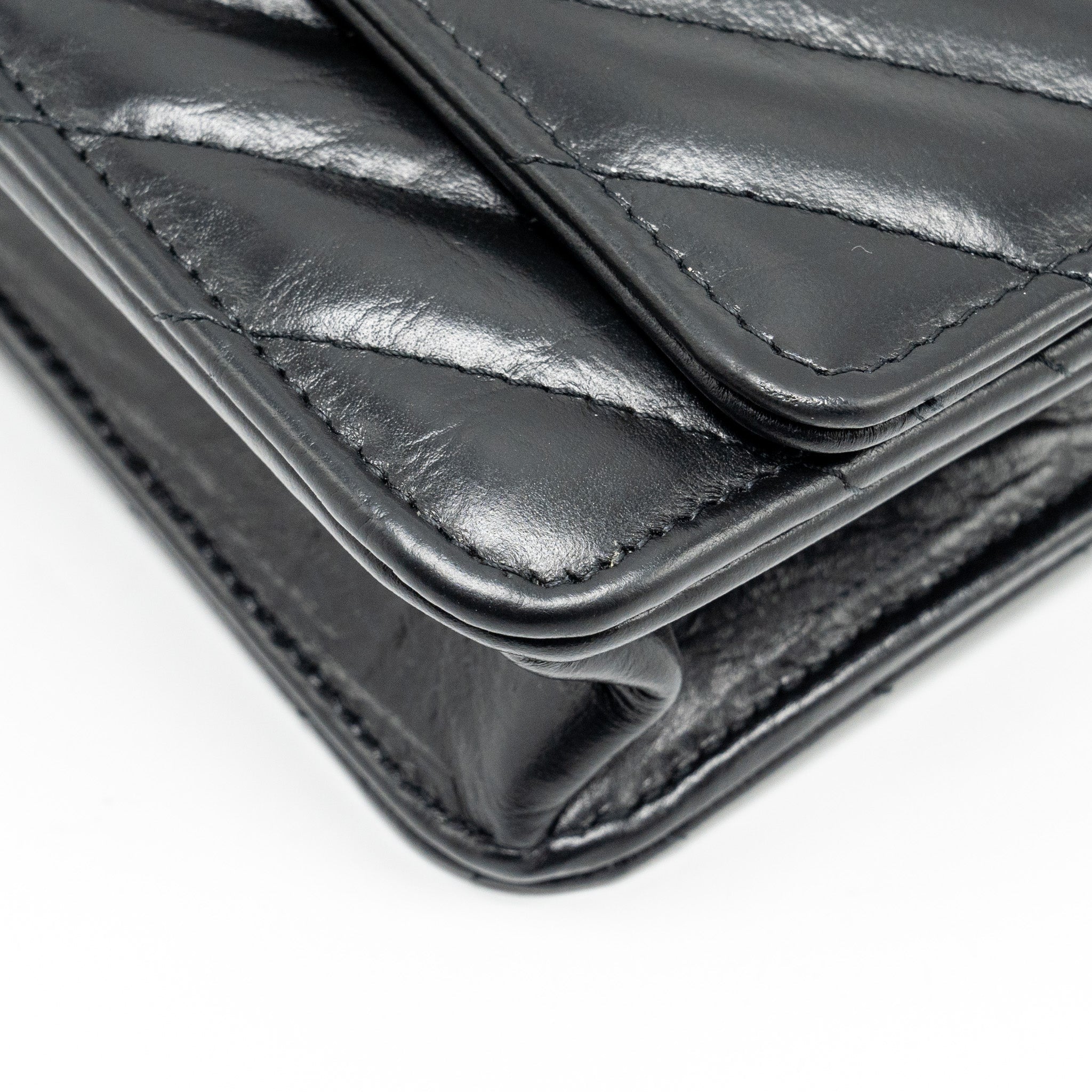 CHANEL CHEVRON 2.55 REISSUE WALLET ON CHAIN AGED CALFSKIN BLACK GHW (MICROCHIP)
