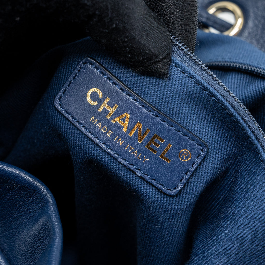 CHANEL DRAWSTRING BACKPACK LAMBSKIN / GRAINED CALFSKIN DARK BLUE LGHW