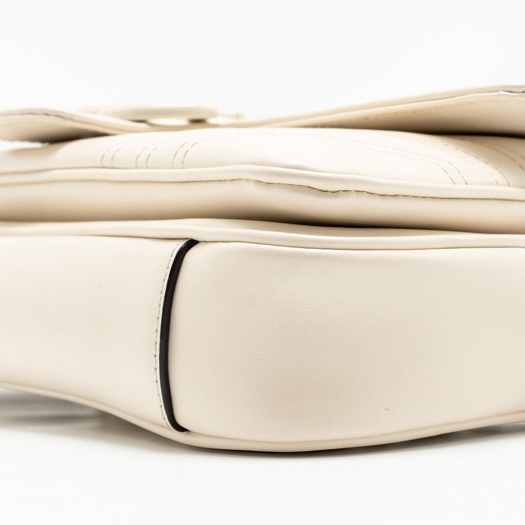 GUCCI MEDIUM GG MARMONT SHOULDER BAG WHITE MATELASSE CHEVRON LEATHER WITH WHITE HARDWARE