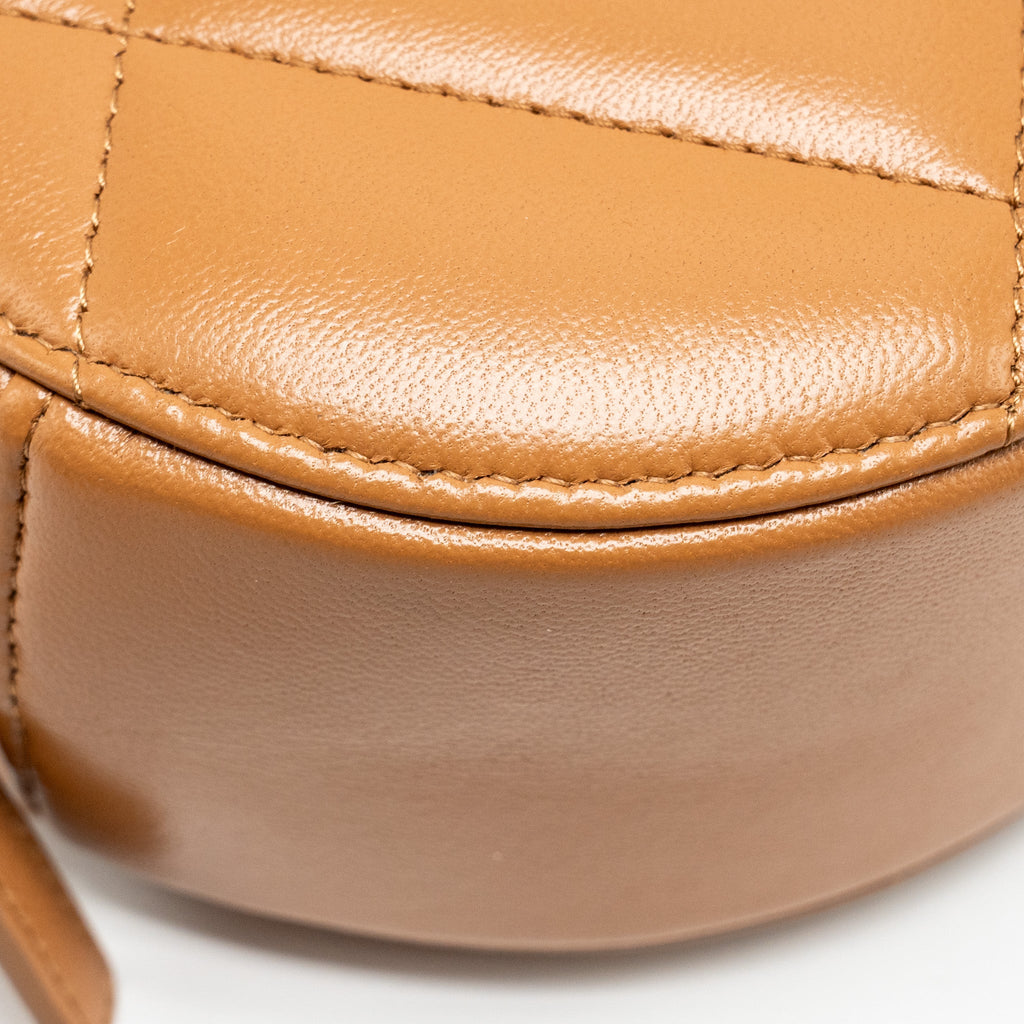 CHANEL 19 ROUND CLUTCH WITH CHAIN LAMBSKIN CARAMEL MULTICOLOUR HARDWARE (MICROCHIP)