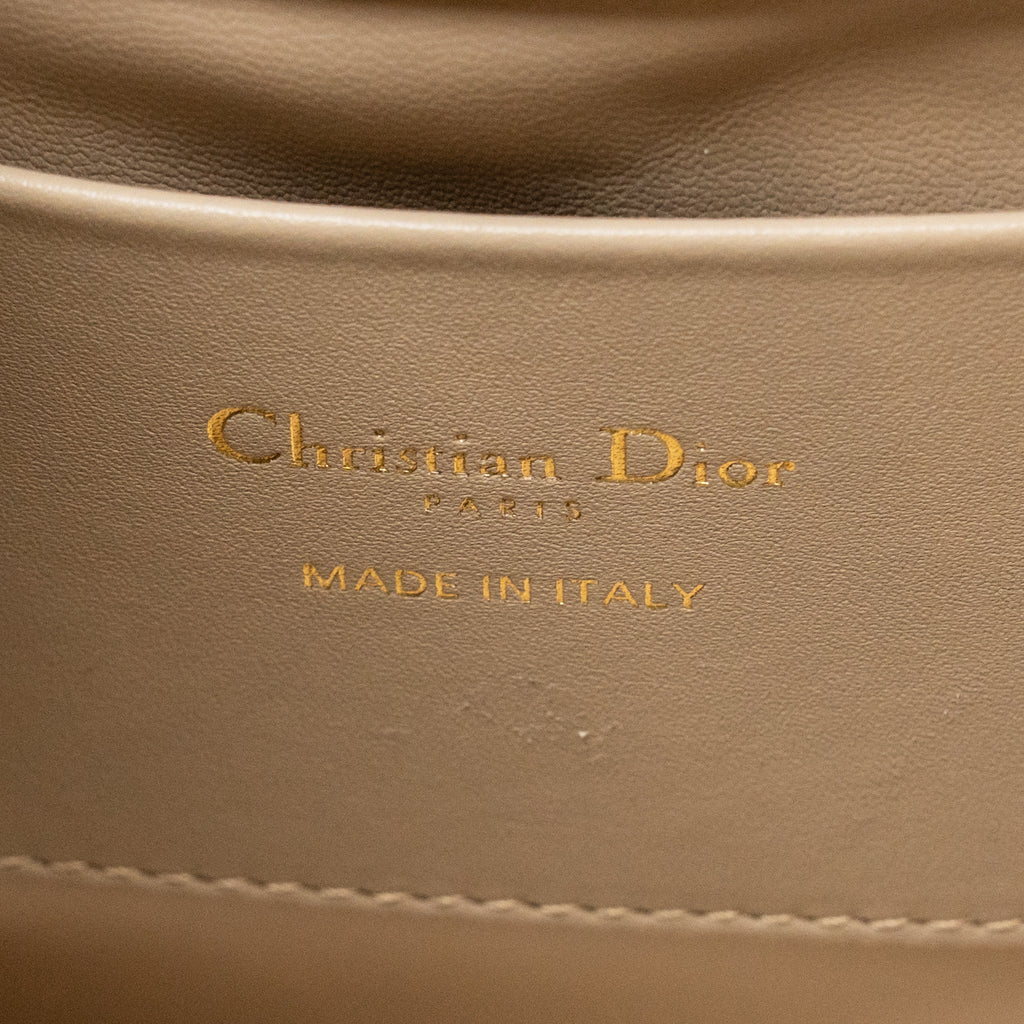 DIOR SMALL DIOR TOUJOURS VERTICAL TOTE BAG MACROCANNAGE CALFSKIN POWDER BEIGE LGHW