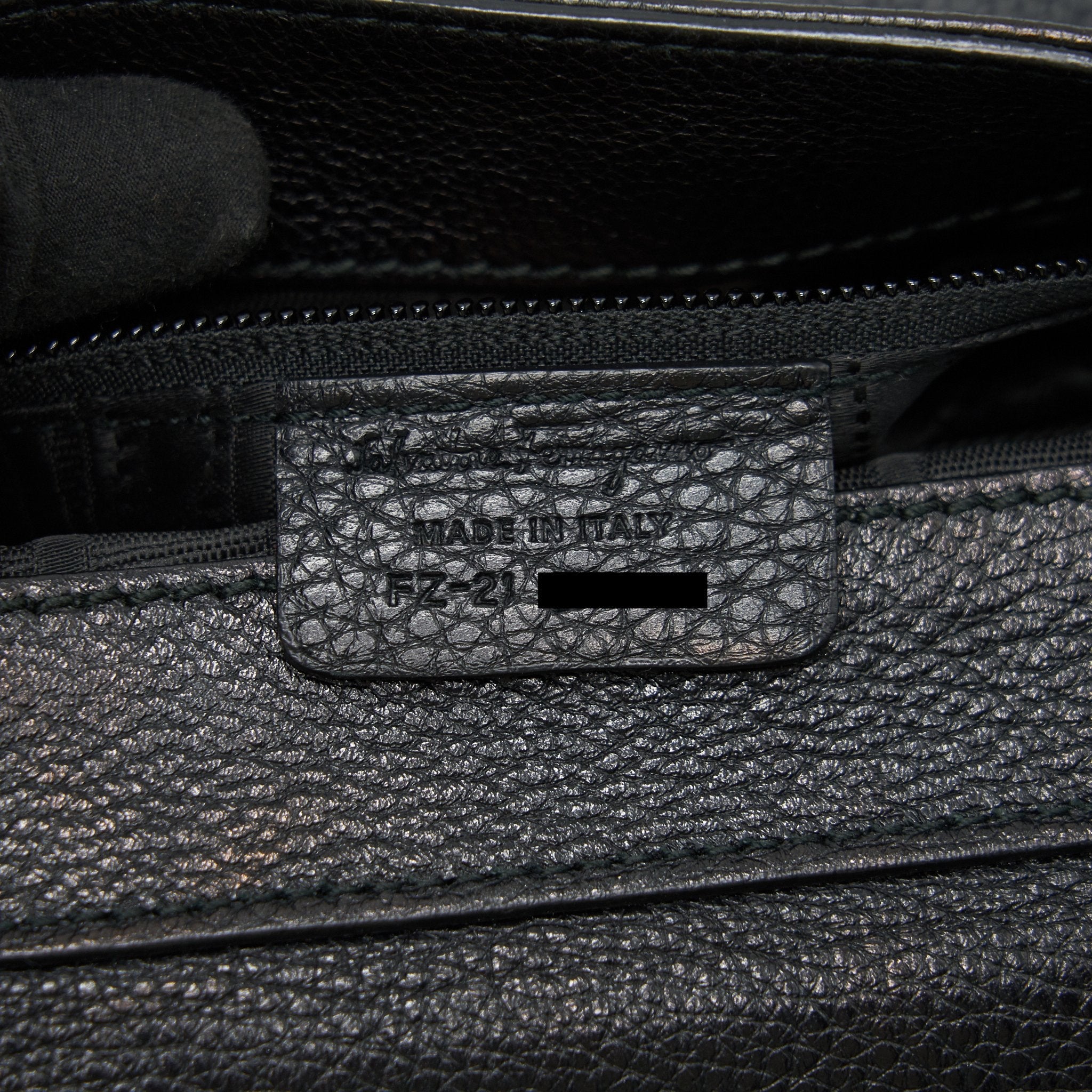 SALVATORE FERRAGAMO SOPHIA HANDLE CROSSBODY BAG IN BLACK SHW