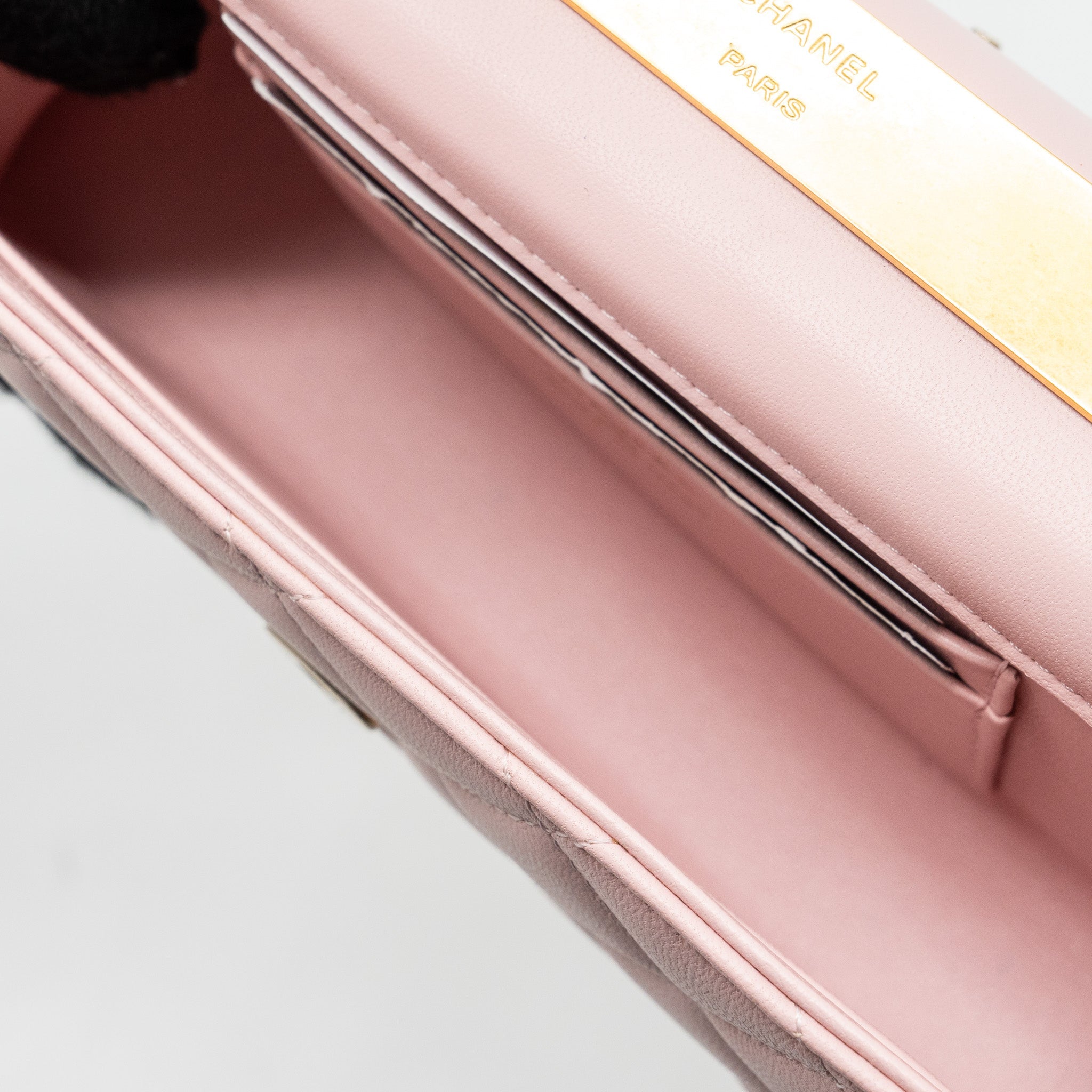 CHANEL 22B FLAP BAG WITH ENAMEL TOP HANDLE LAMBSKIN LIGHT PINK GHW (MICROCHIP)