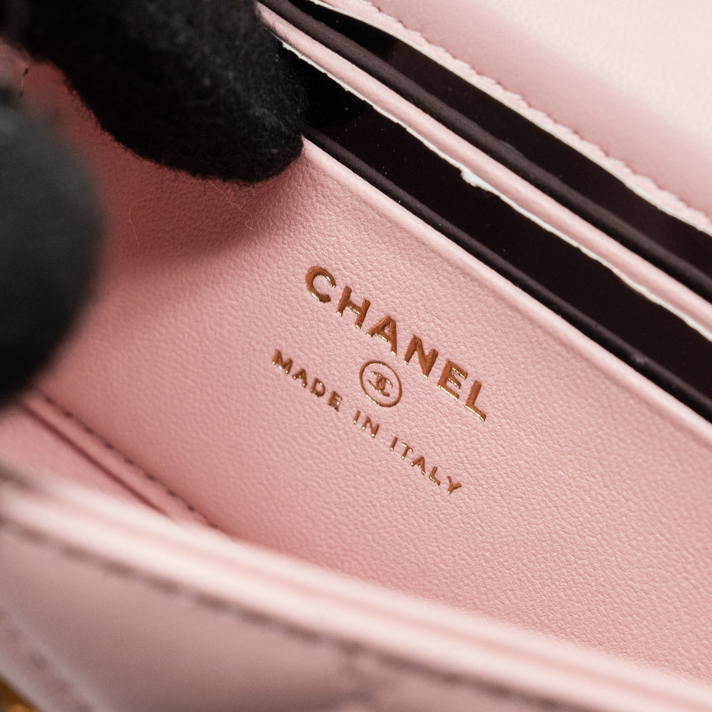 CHANEL 22B FLAP BAG WITH ENAMEL TOP HANDLE LAMBSKIN LIGHT PINK GHW (MICROCHIP)
