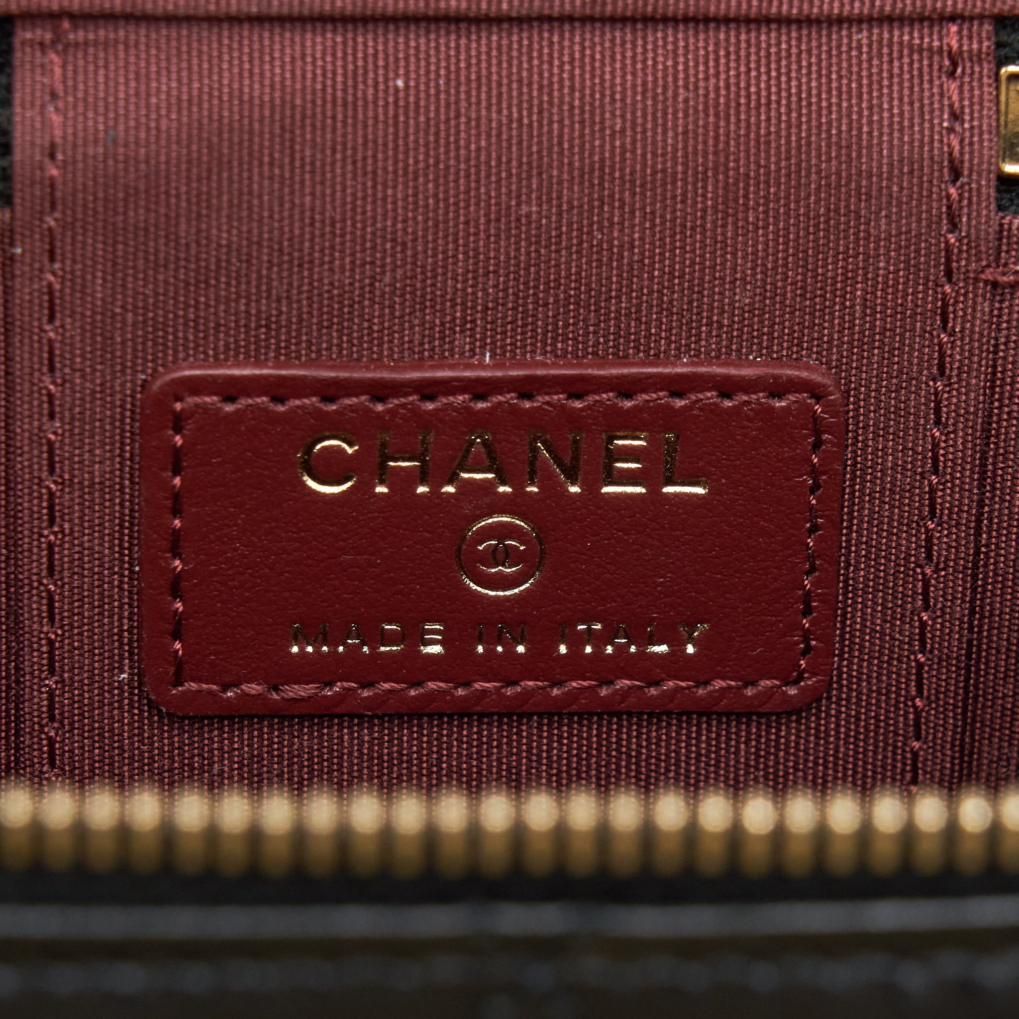 CHANEL 21A GOLD CRUSH MINI VANITY CASE CALFSKIN BLACK GHW