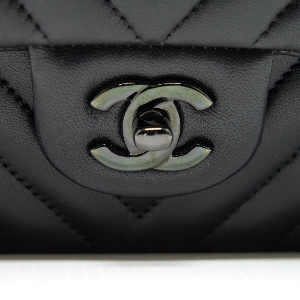 CHANEL CHEVRON MEDIUM CLASSIC DOUBLE FLAP BAG SO BLACK