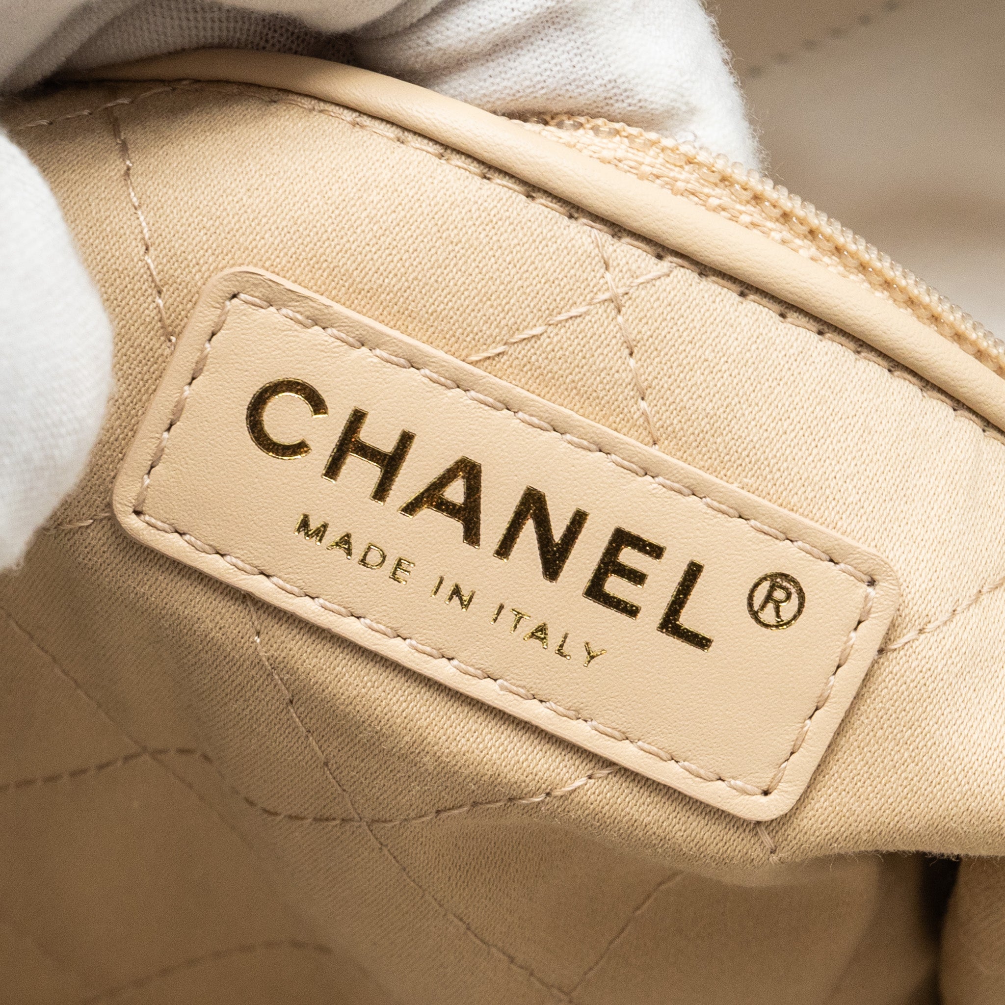 CHANEL MEDIUM 22 BAG GOLD LETTER SHINY CALFSKIN WHITE GHW (MICROCHIP)