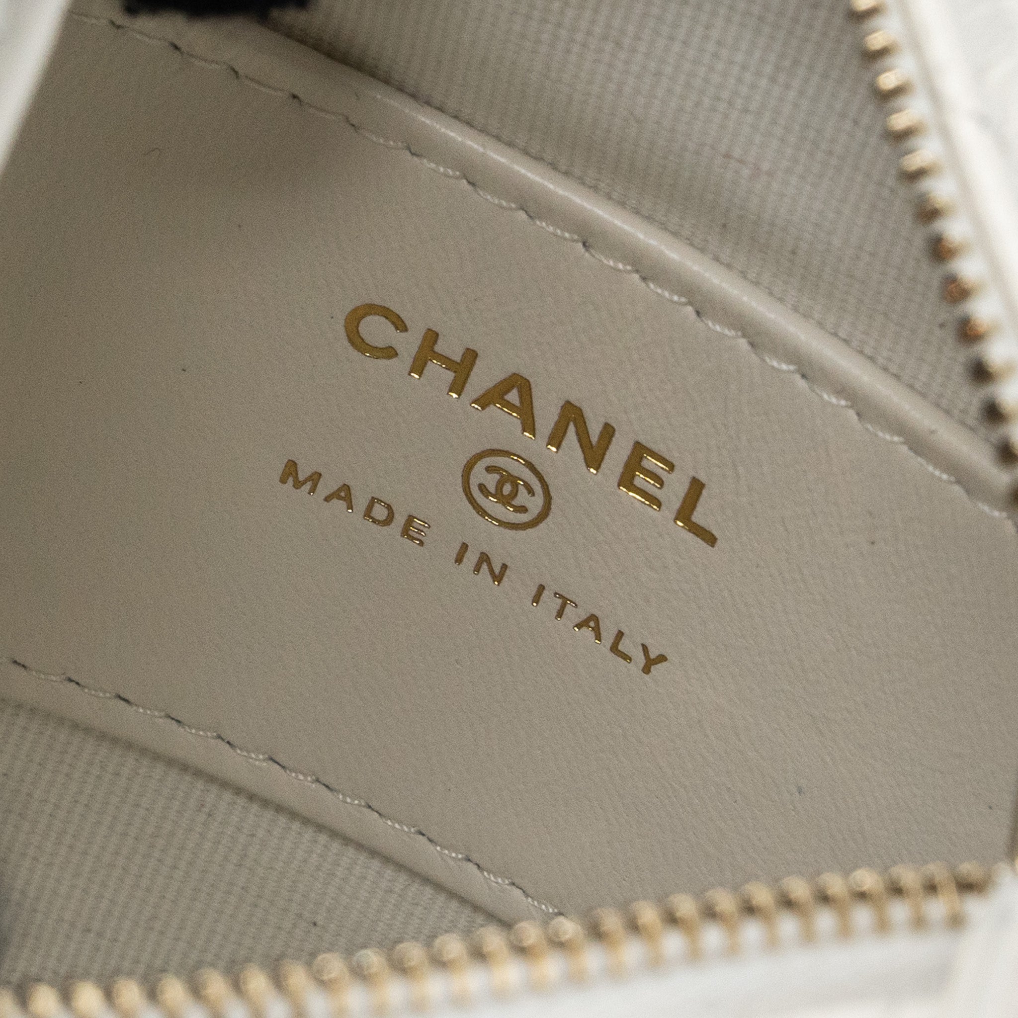 CHANEL 23C ROUND CLUTCH LAMBSKIN WHITE LGHW (MICROCHIP)