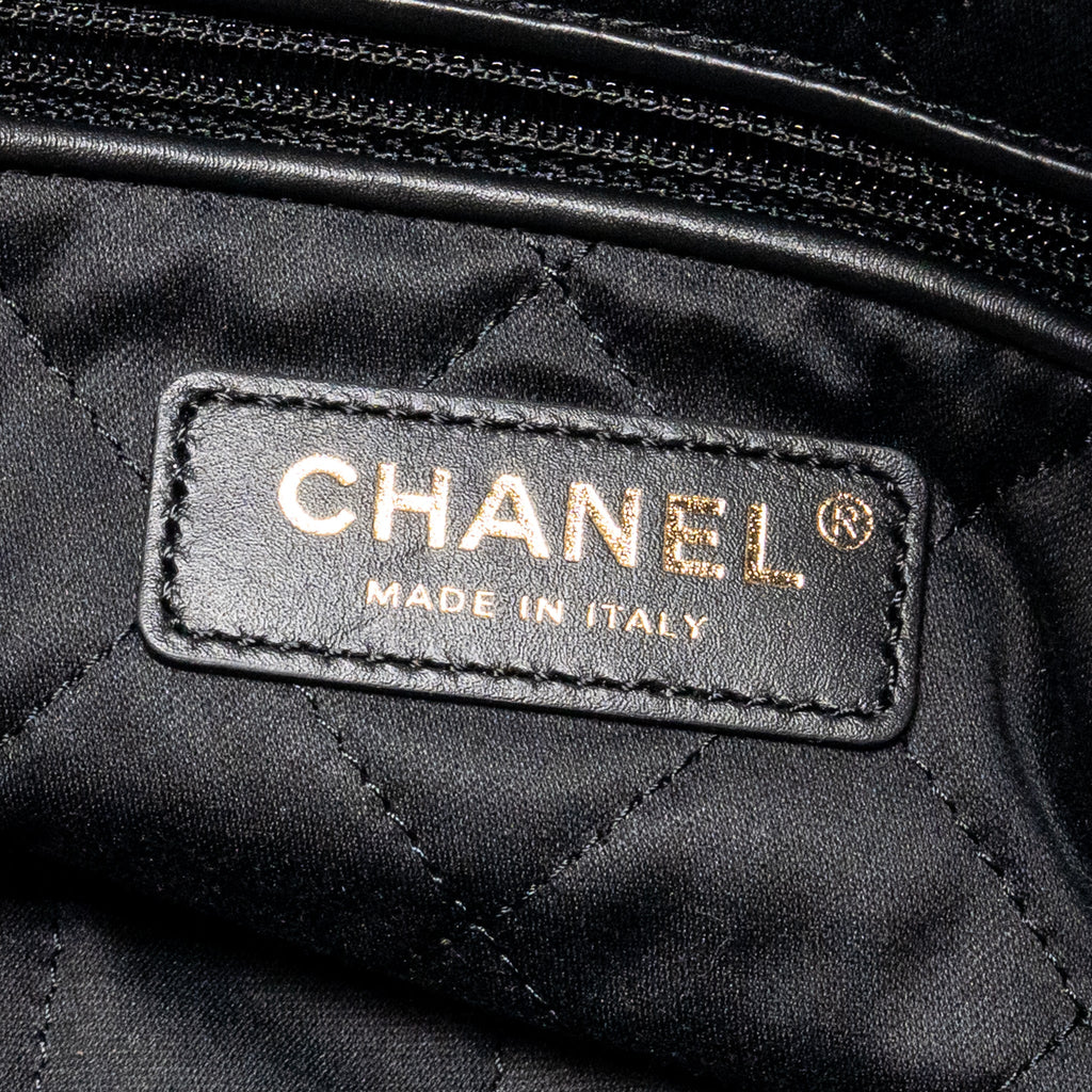 CHANEL MEDIUM 22 BAG WHITE STITCHING CALFSKIN BLACK GHW (MICROCHIP)