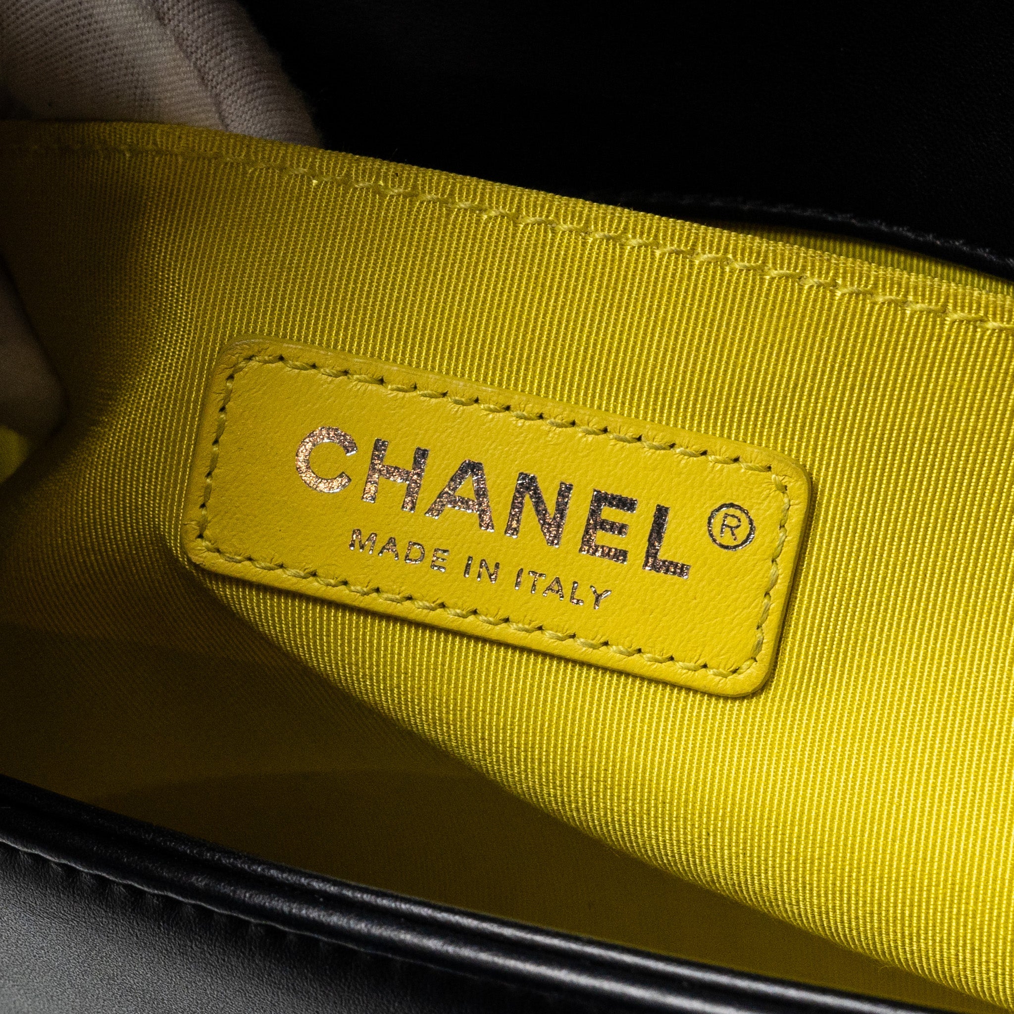 CHANEL MEDIUM BOY BAG TWEED/CALFSKIN BLACK/MULTICOLOUR SHW