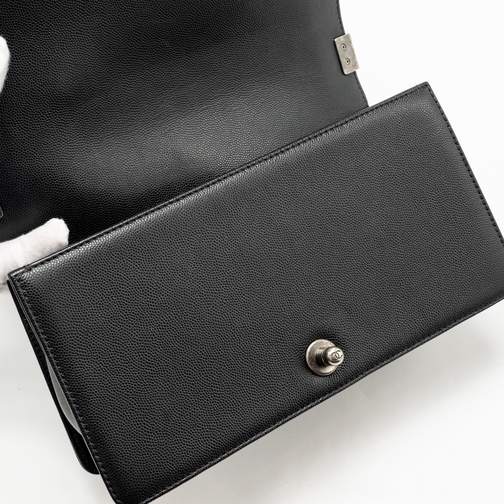 CHANEL MEDIUM BOY BAG CAVIAR BLACK SHW (MICROCHIP)