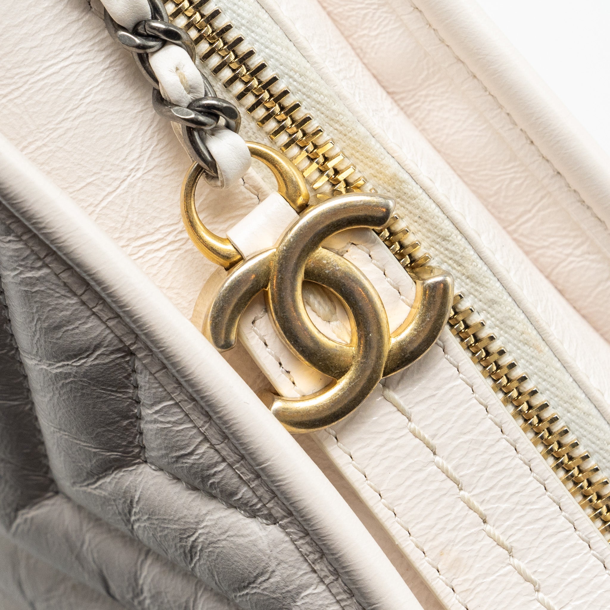 CHANEL SMALL CHEVRON GABRIELLE HOBO BAG CALFSKIN WHITE MULTICOLOUR HARDWARE