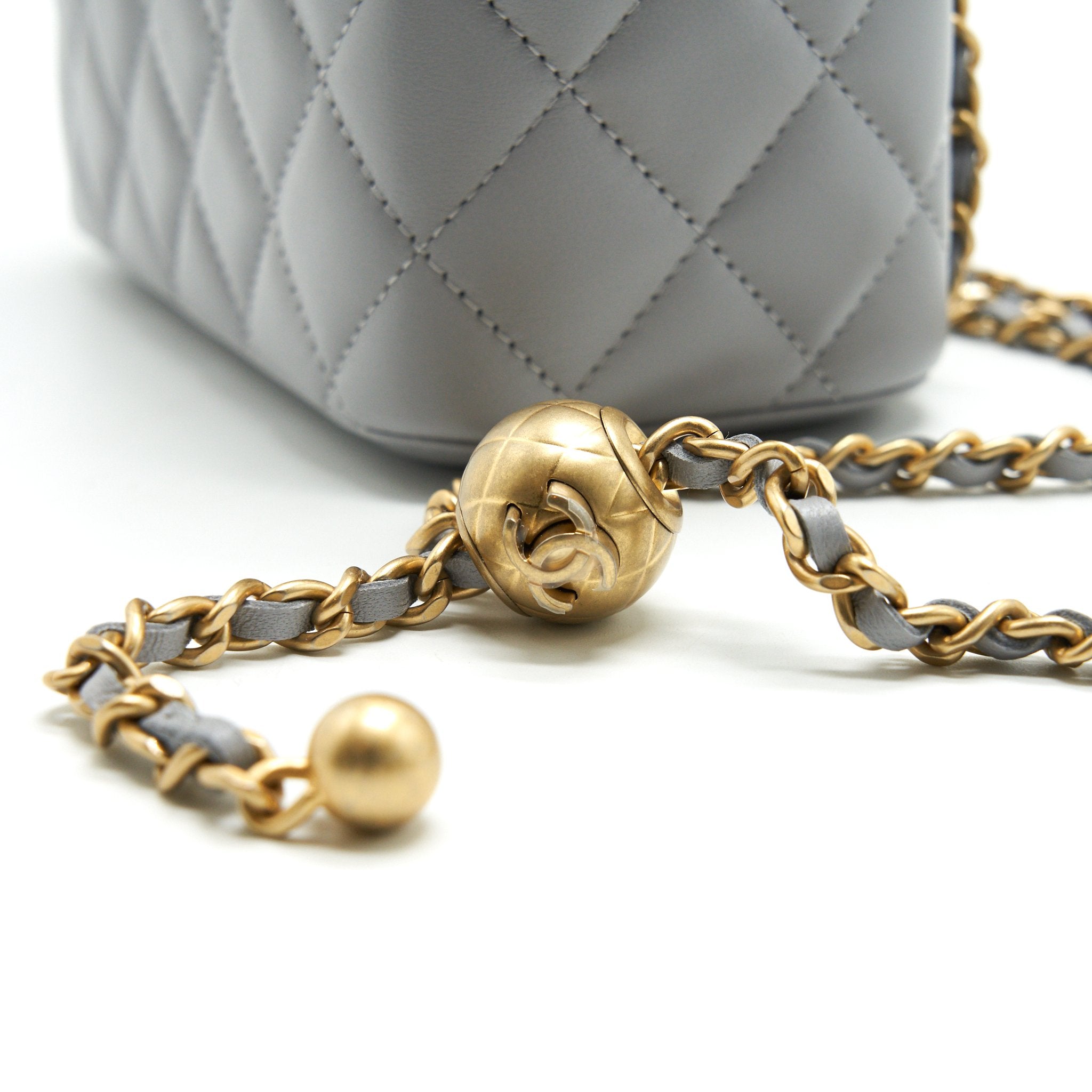 CHANEL 21B PEARL CRUSH LONG VANITY WITH CHAIN LIGHT GREY GHW